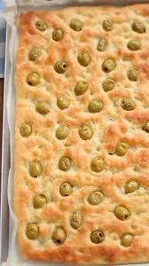 Plateau de focaccia nature au romarin et aux olives vertes