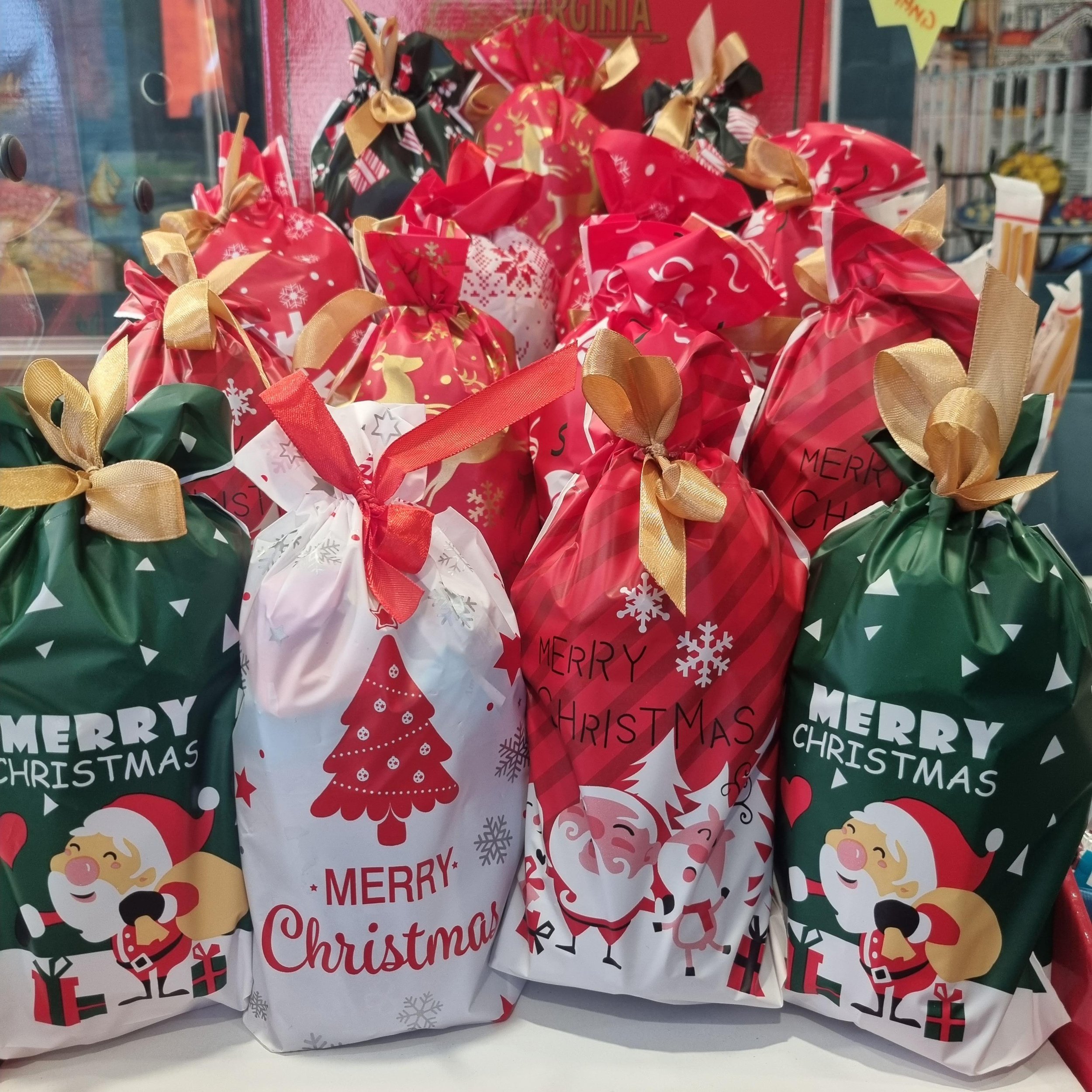 Sachet de Nôel (1 mini panettone, chocolats italiens et pâte d'amandes)