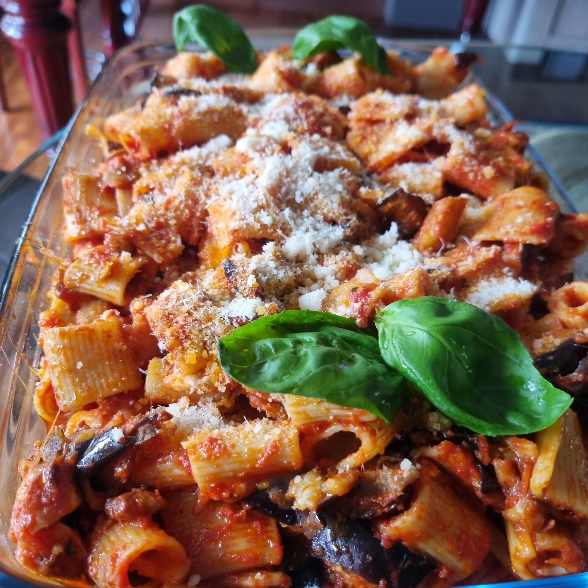 Pasta à la sicilienne avec aubergines et mozzarella (pour 8/10 personnes)