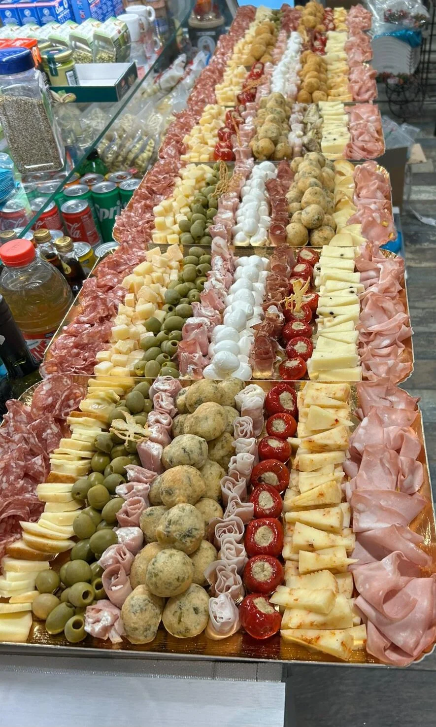 Plateau mixte de fritturine, charcuterie, fromages et antipasti pour grandes réceptions (unité)