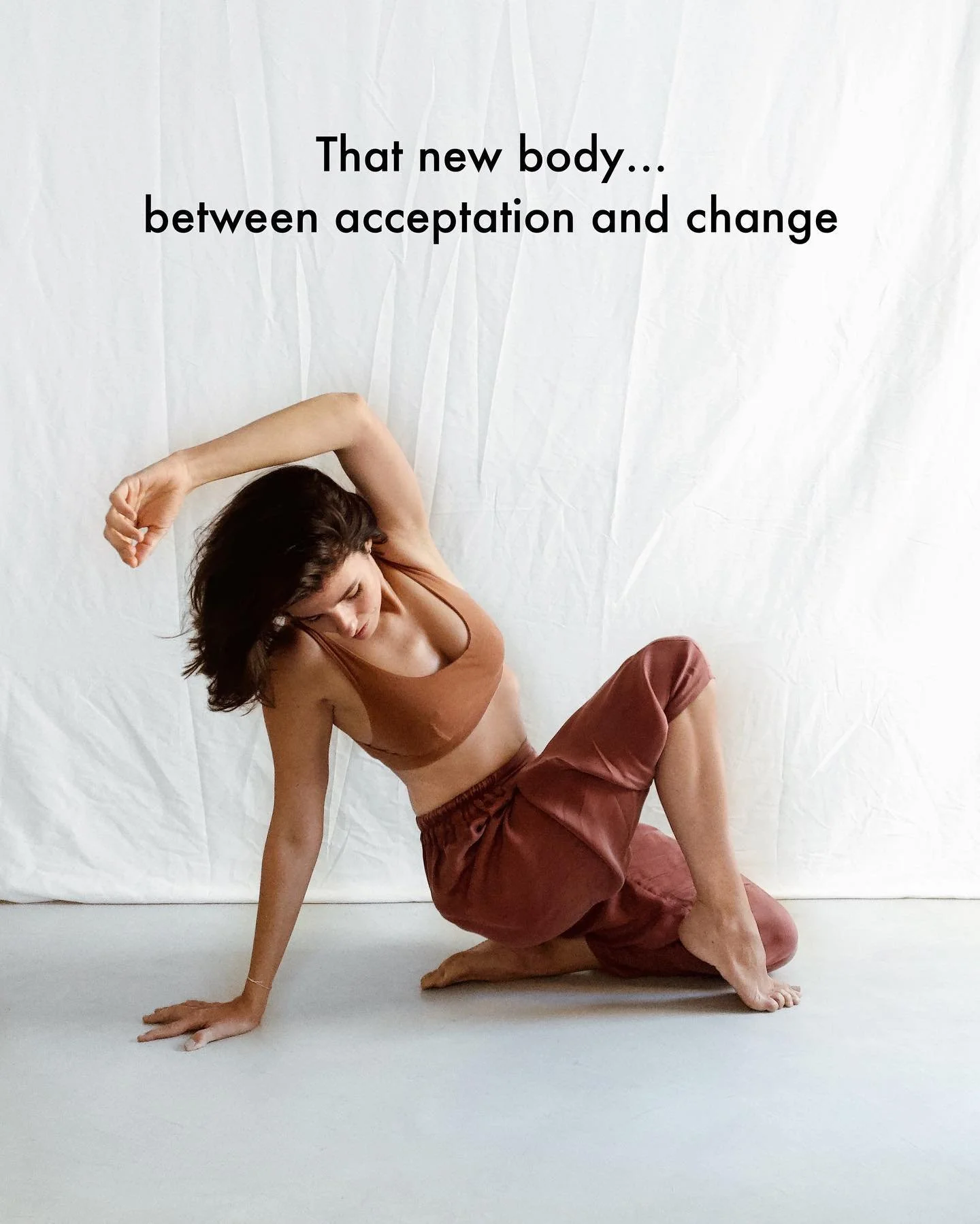 As you probably know already, I have been having a bit of a hard time accepting my postpartum body since my son’s birth a year + ago. I was basically stuck between the wish to change and the urge to accept my body. There were days I was obsesse