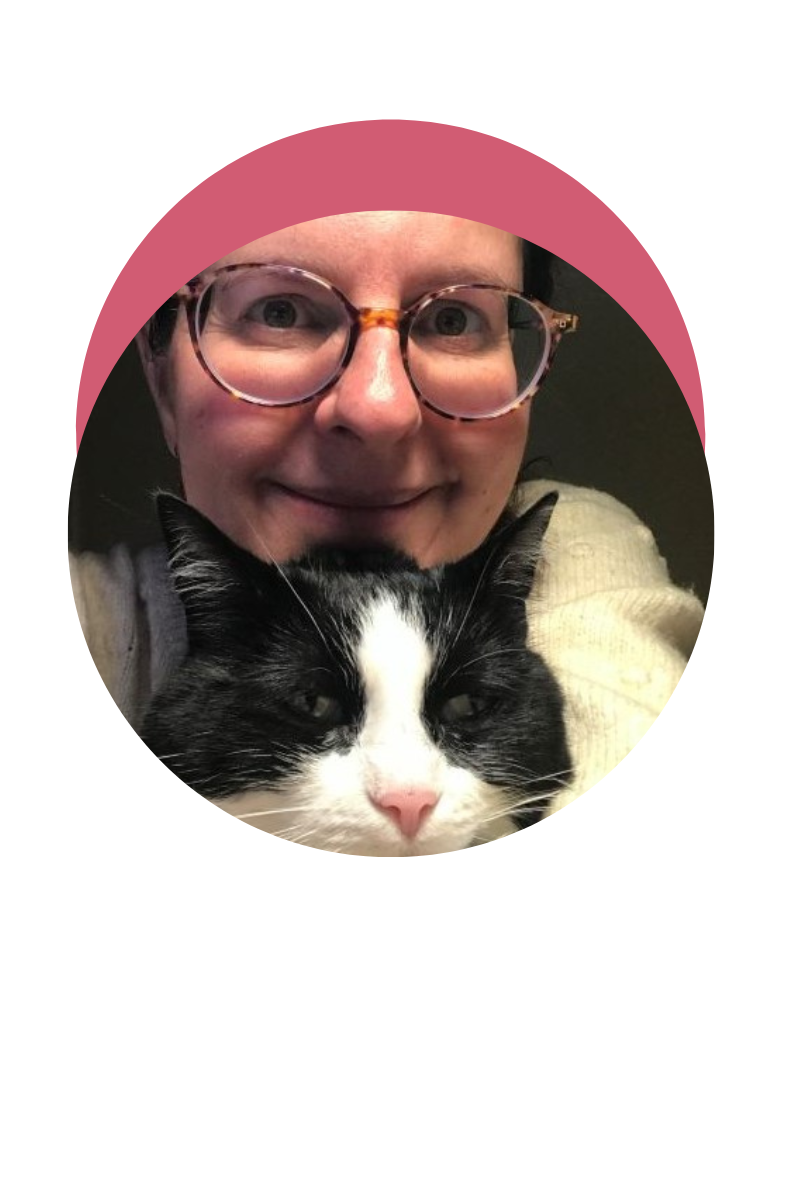 portrait de stefanie rapillard avec son chat noir et blanc