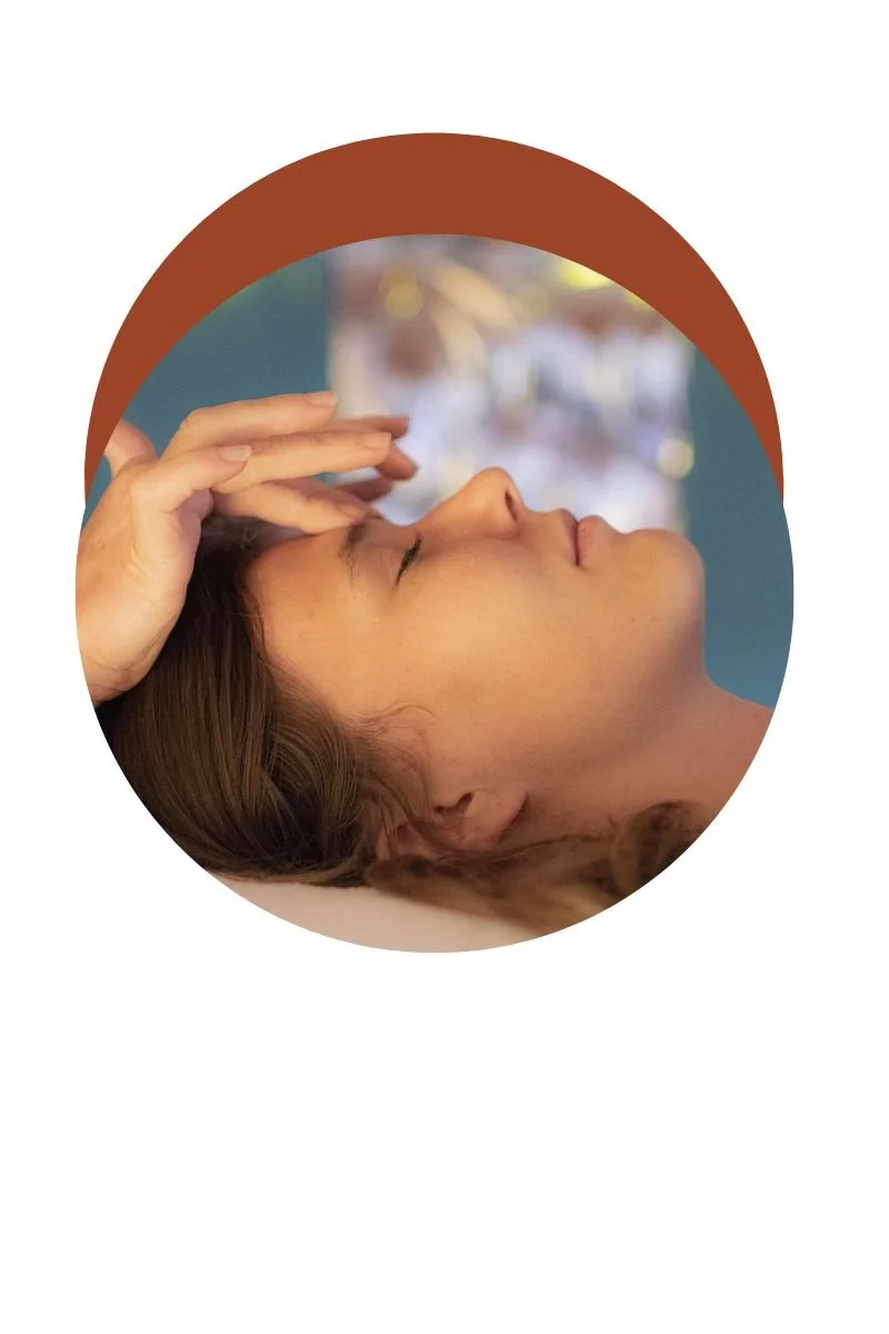 vignette ronde profil visage femme allongée recevant soin par apposition des mains sur front