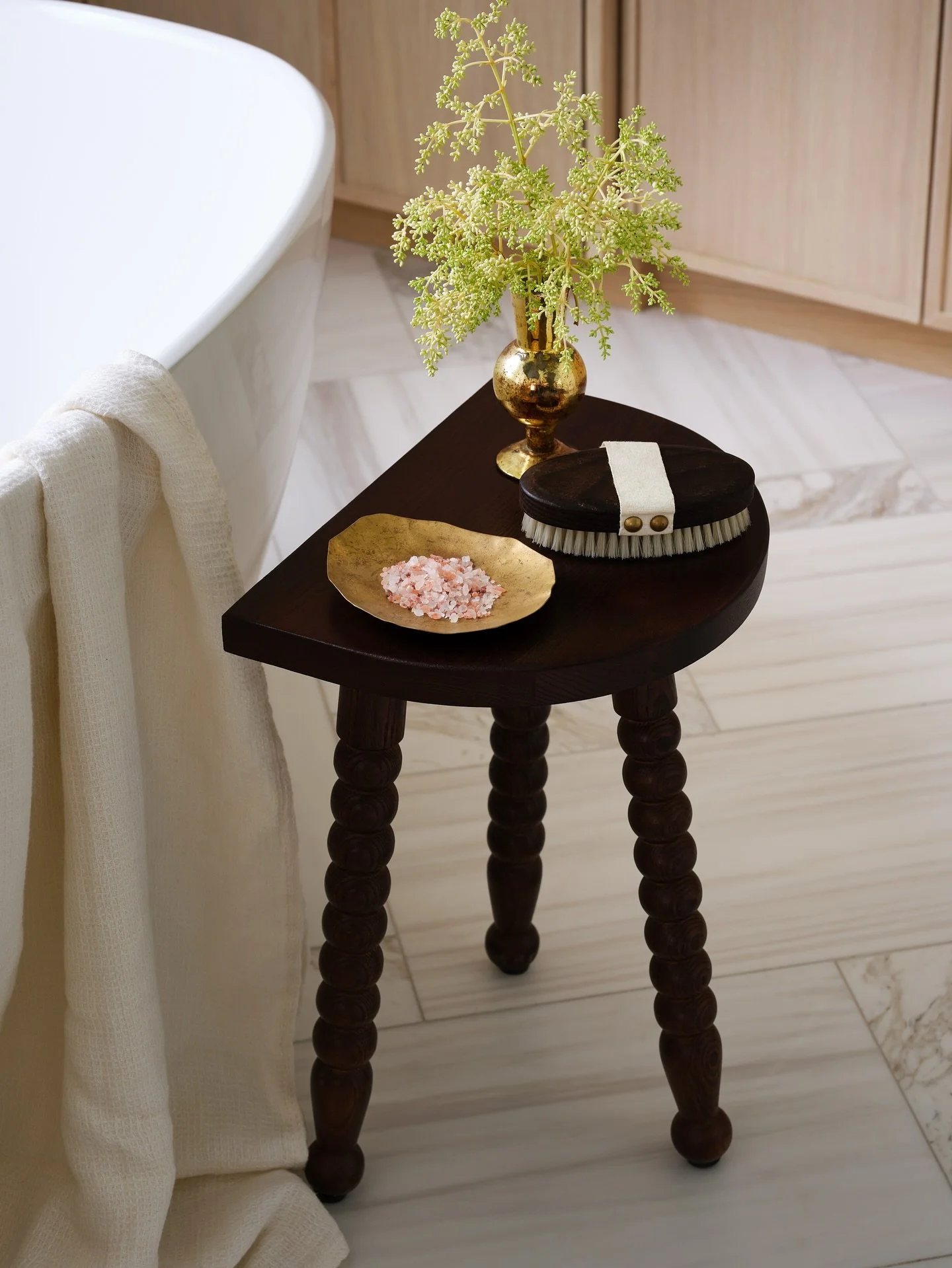 SOFT ELEGANCE | Peak into some of the beautiful moments happening in our Wilmette principal bathroom. 
.
.
.
.
.
Design by @lindseygoddardinteriors 
Photography by @dustinforest 
Styling by @darwin.fitz