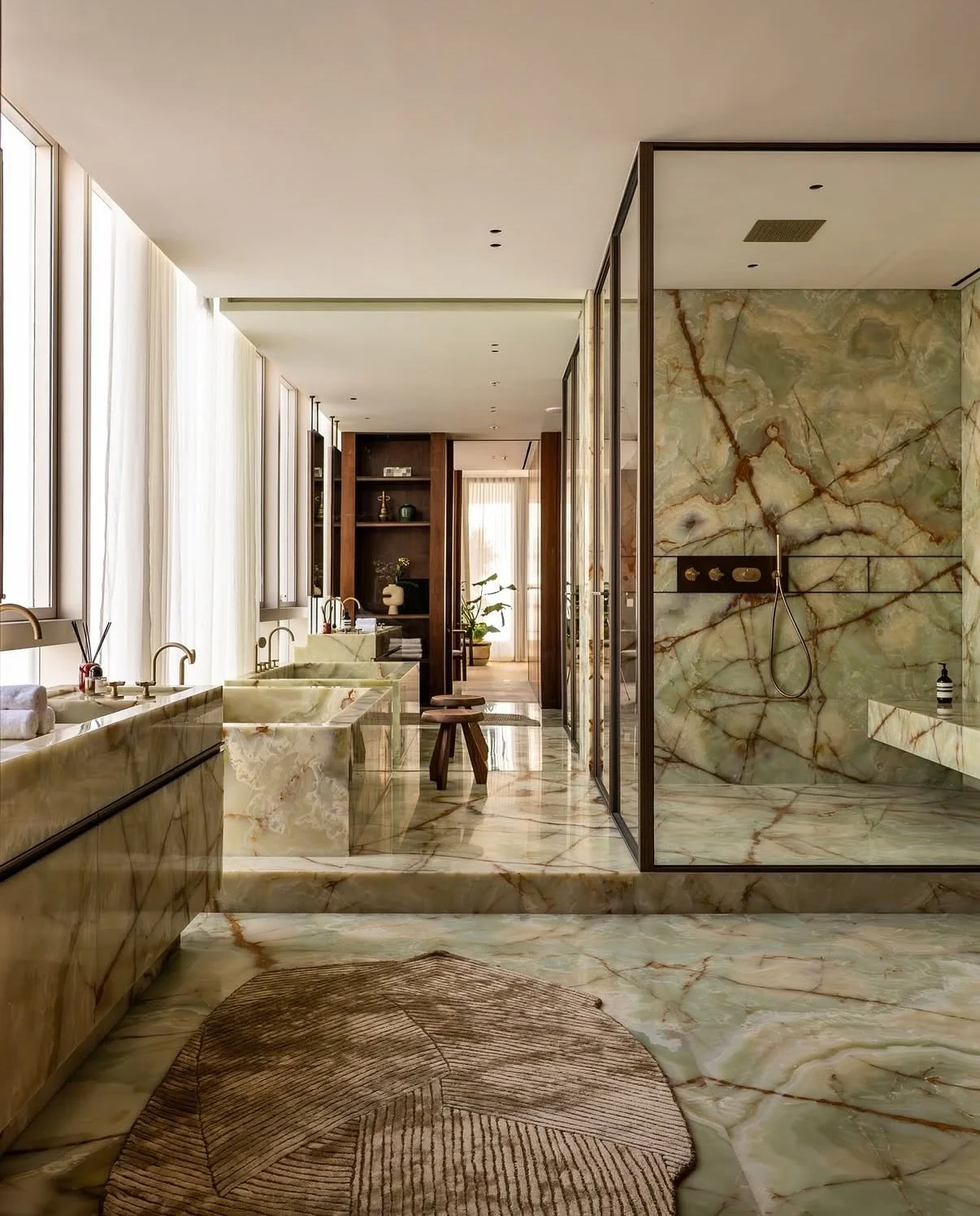 GREEN ONYX | A bathroom that feels fresh, grounded, and intentional. This specialty stone offers quiet depth and lifts the entire space without needing to say much at all. 
.
.
.
.
.
Design by @vandervelpen