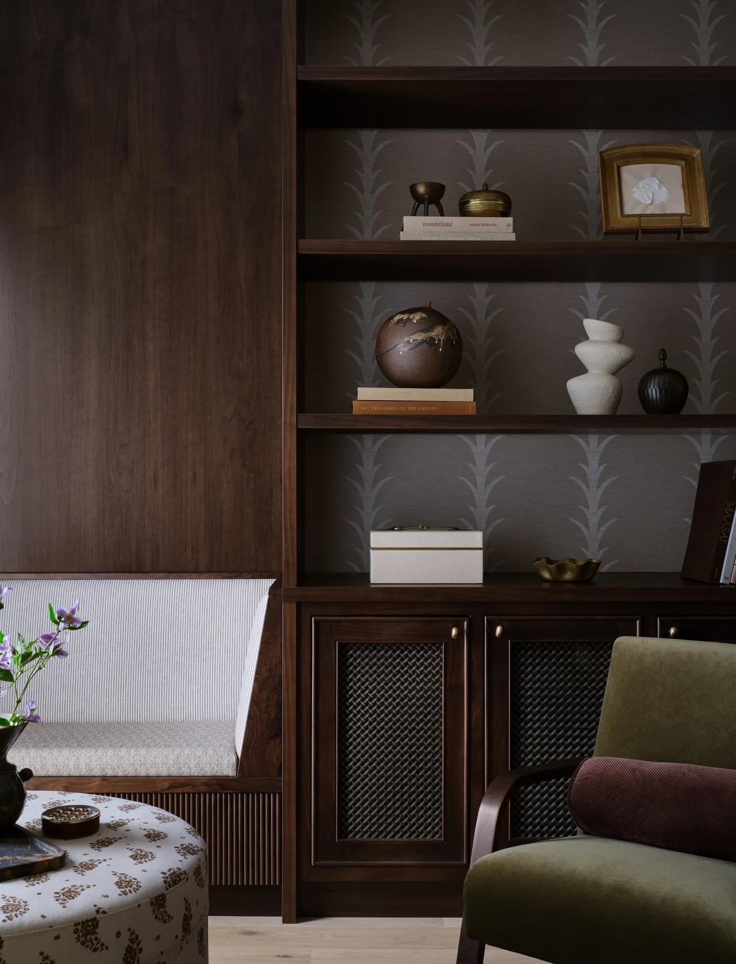 GROUNDED ELEGANCE | Bespoke walnut casework with integrated wallcovering anchors this Glencoe family room, detailed with fluting, specialty hardware, and layered fabrics. The perfect place to cozy up and unwind. 
Designed by @lindseygoddardinteriors 
