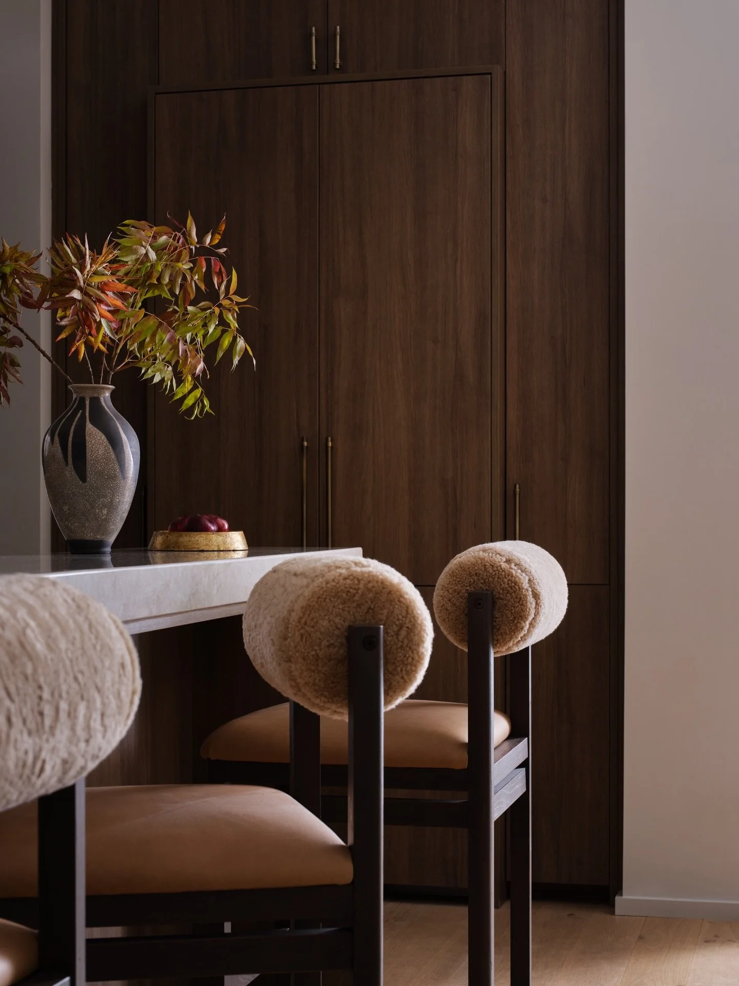 DETAILS, DETAILS | Detail shots are always my favorite. They capture the essence of a space, where the quiet moments speak volumes.
Design by @lindseygoddardinteriors 
Photography by @dustinforest 
Styling by @darwin.fitz