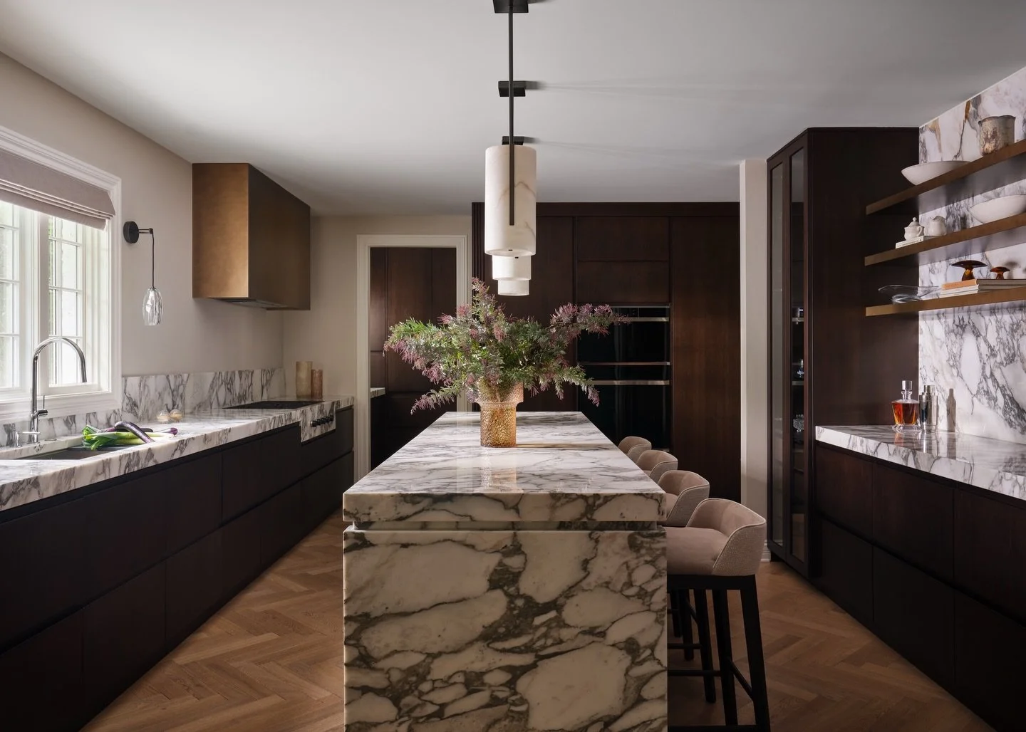 ITALIAN CRAFT | Today I&rsquo;m sharing a very special project we completed last year.

Welcome to our Wilmette kitchen. Rich with dark stained oak casework, striking arabescato vagli marble, brass detailing and alabaster lighting, this space was tho