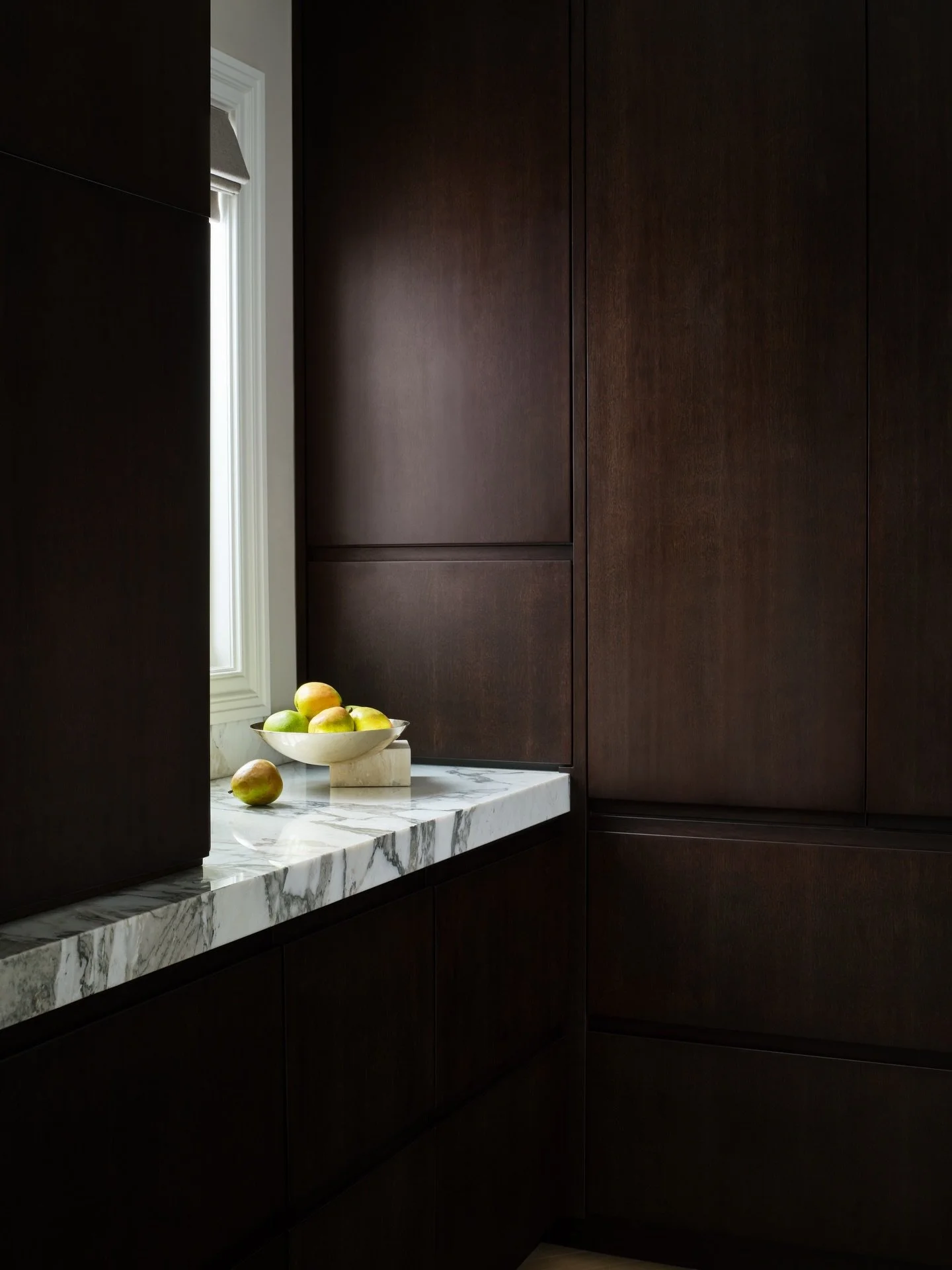 MOODY MOMENT | A moment for this moody baking pantry. Designed to conceal mixers, appliances, and everyday tools, the cabinetry keeps everything within reach while keeping the chaos behind closed doors. Just the way we like it! 
Design by @lindseygod