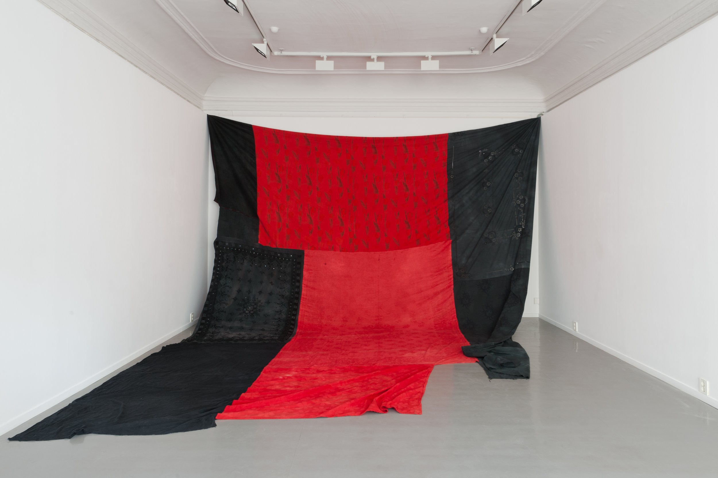 Silent Fanfare, 2013. Fabric, fabric dye. H 680 cm B 550 cm.
