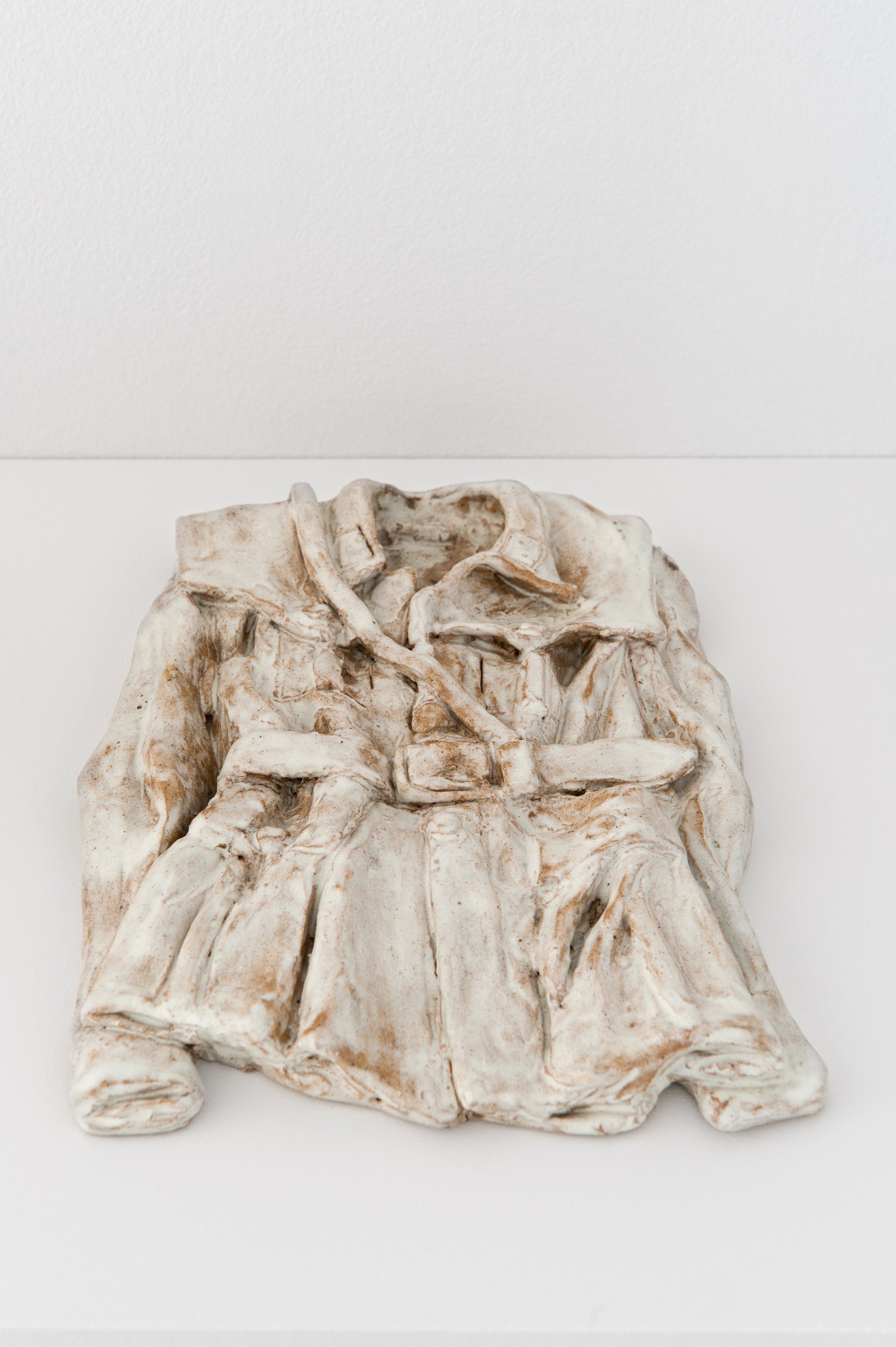 White, 2013. Stoneware. H 2 cm.