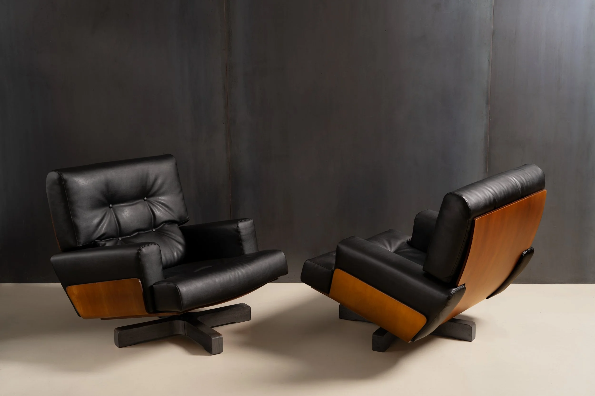 Model 401 walnut swivel armchair by Menilio Taro for Cinova, 1960s.