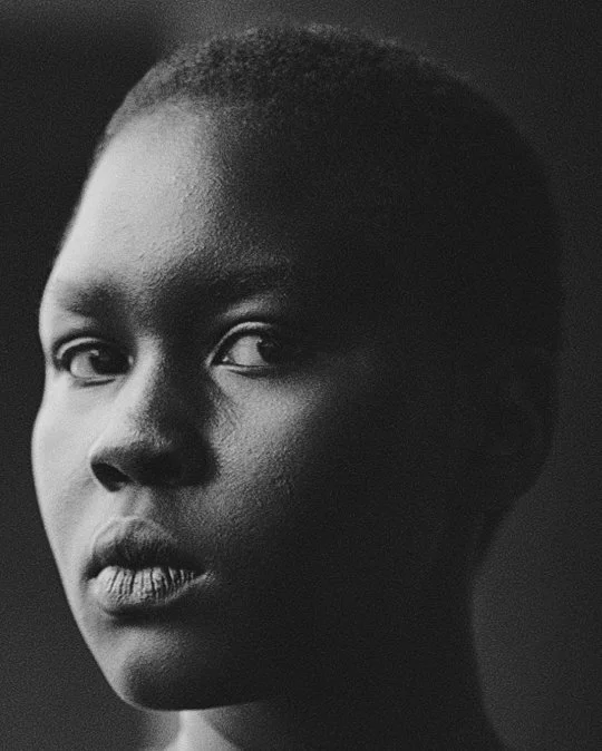 Schwarze und weiße Nahaufnahme eines jungen Mannes mit kurzem Haar