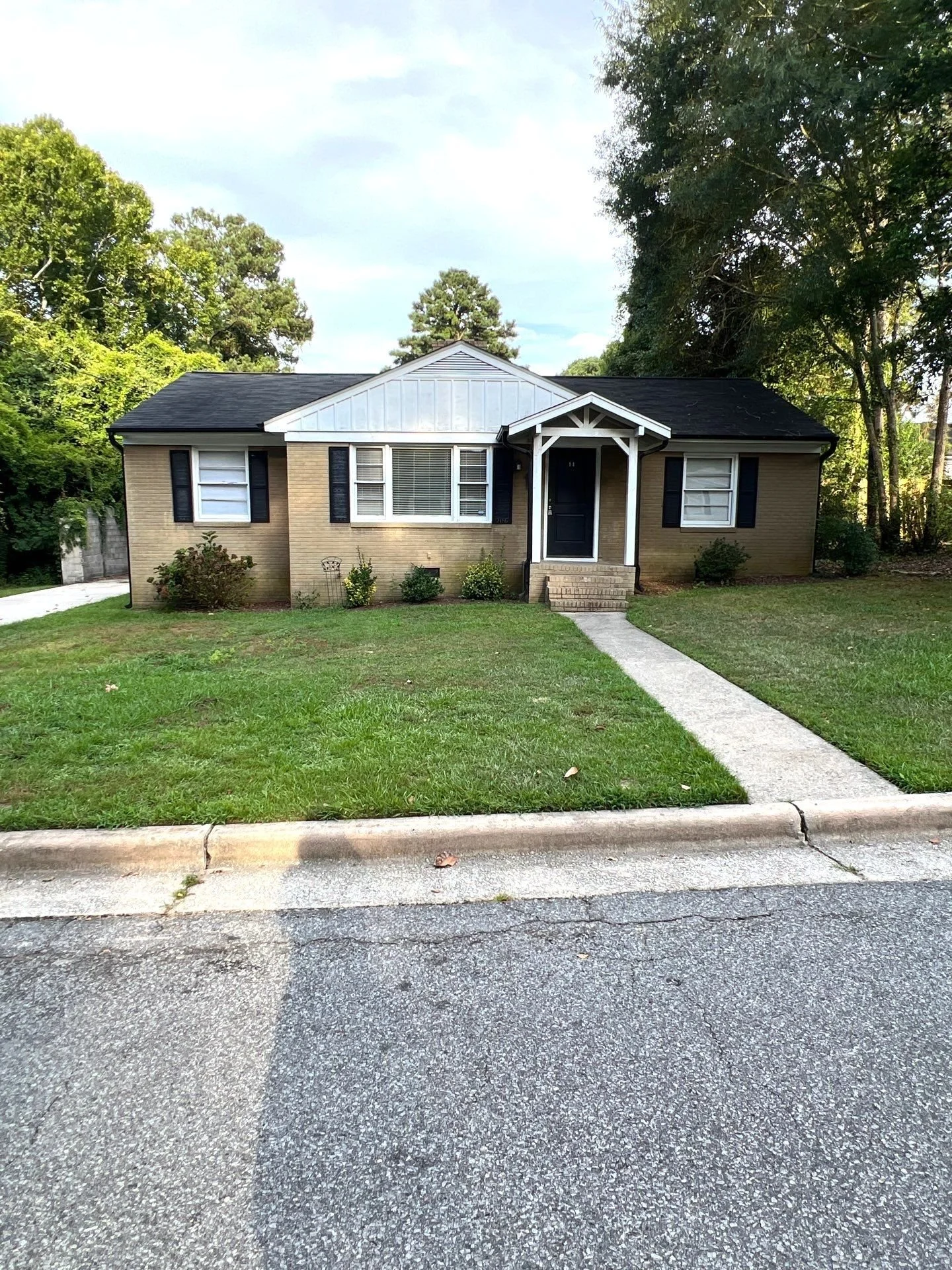 206 N Eastern St. | 3 Beds / 2 Full Baths | 