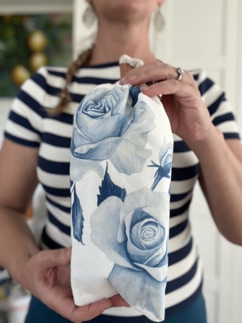 Blue Roses Wine Bag