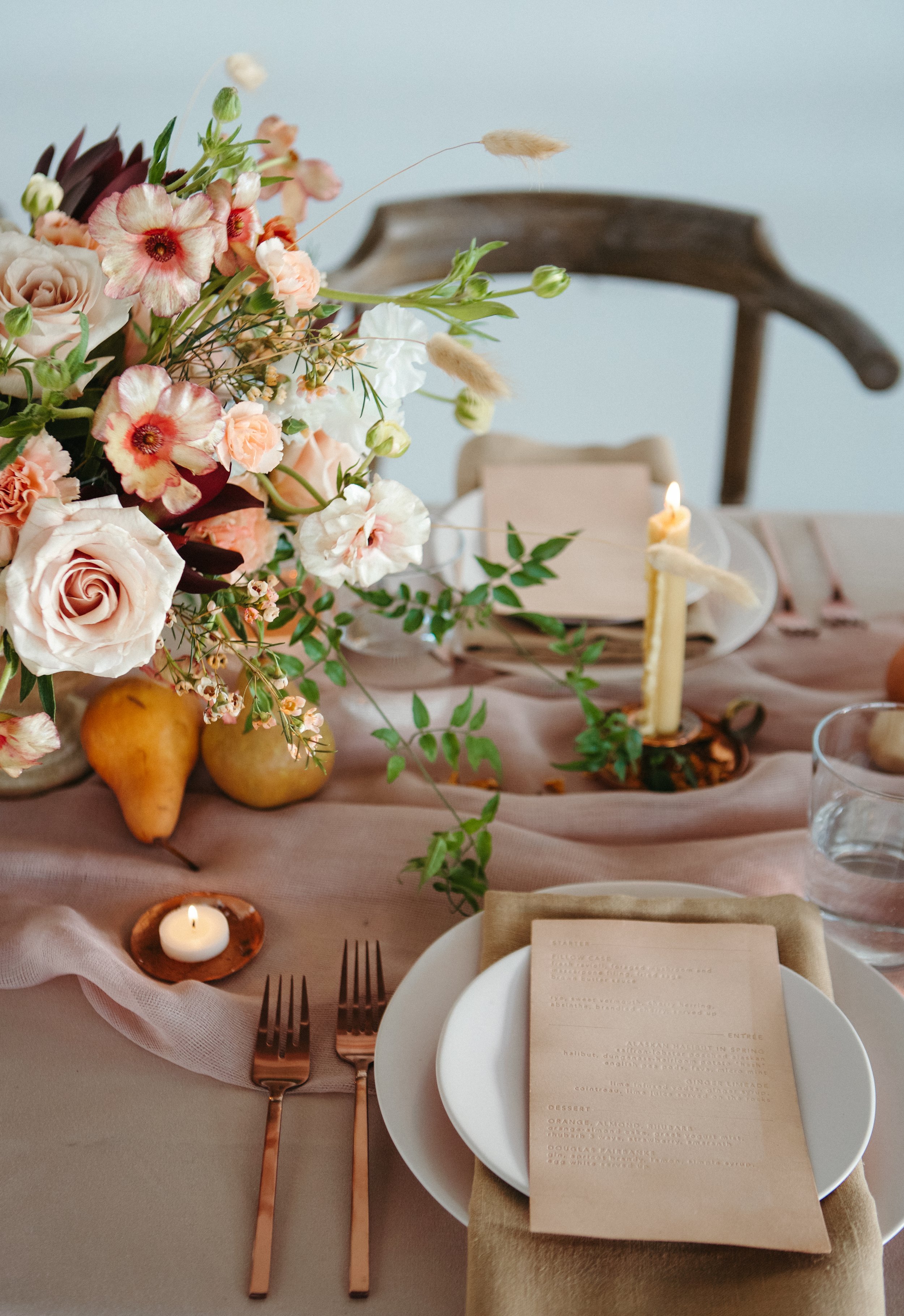 Large wedding floral arrangement on tablescape in Nashville, TN.