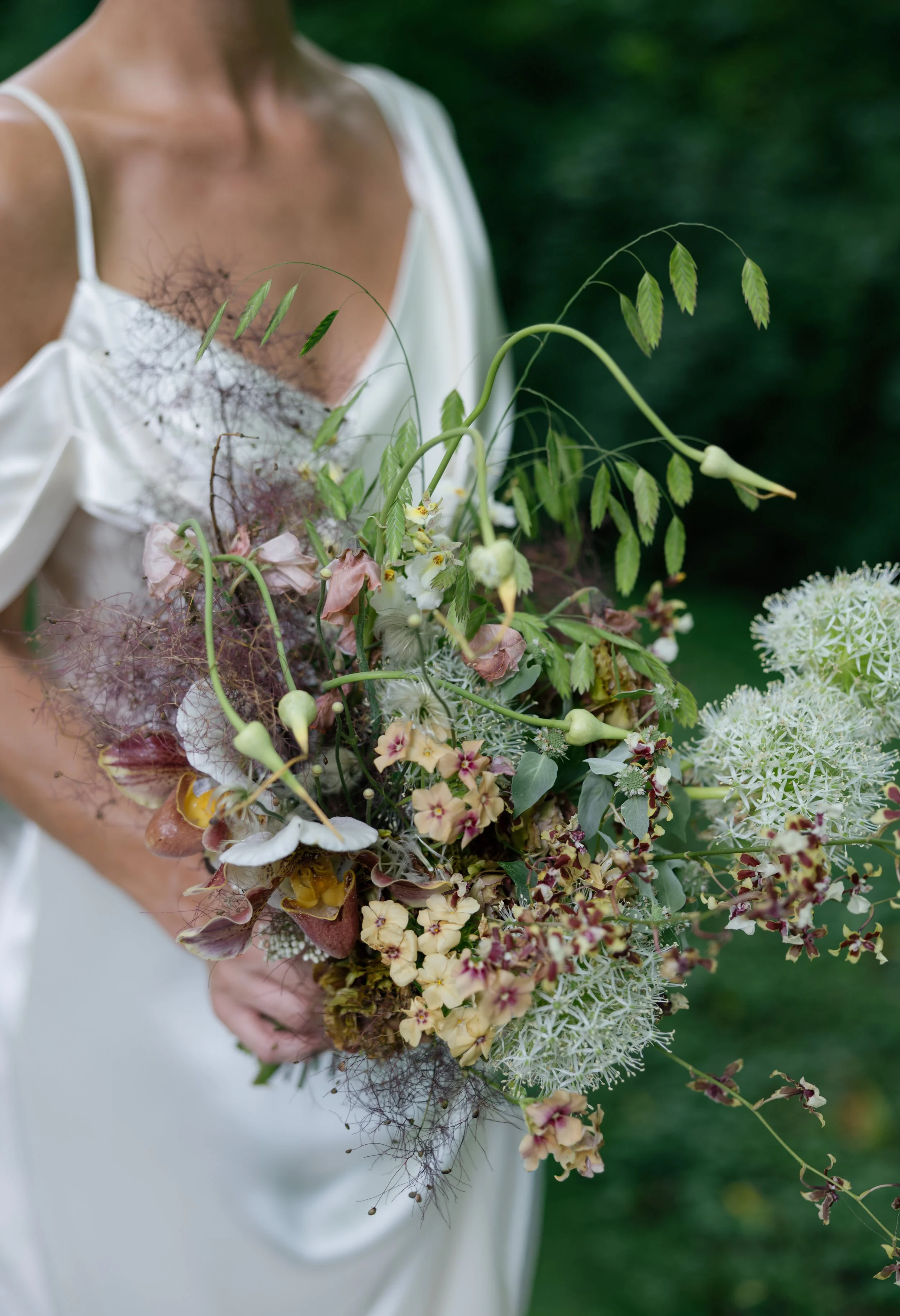bride with luxury wedding bouquet nashville, tennessee