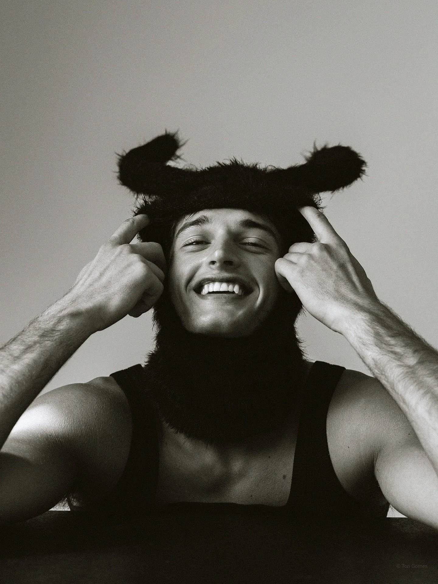 Pretty sure @bradyneitz is the only person who can actually pull off this @urbanoutfitters hat 🫠

Styling @rafaelvida 
Agency @soulartistmgmt 

#TonGomes #TonGomesPhotographer #PhotographerInNYC #BradyNeitz #SoulArtistMgmt #RafaVida #NYCFashion #Men