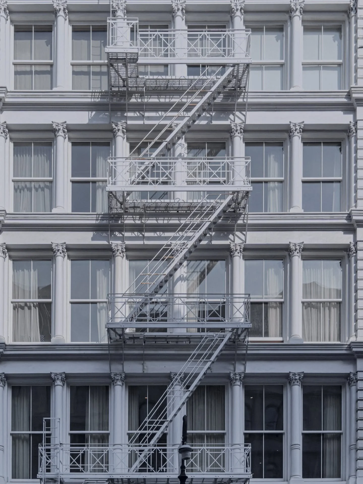 I&rsquo;ve always been drawn to windows. Maybe it&rsquo;s the geometry, maybe it&rsquo;s the quiet stories happening behind the glass.
New York has a way of turning both into art.

#TonGomes #TonGomesPhotographer #TonGomesGallery #PhotographerInNYC #