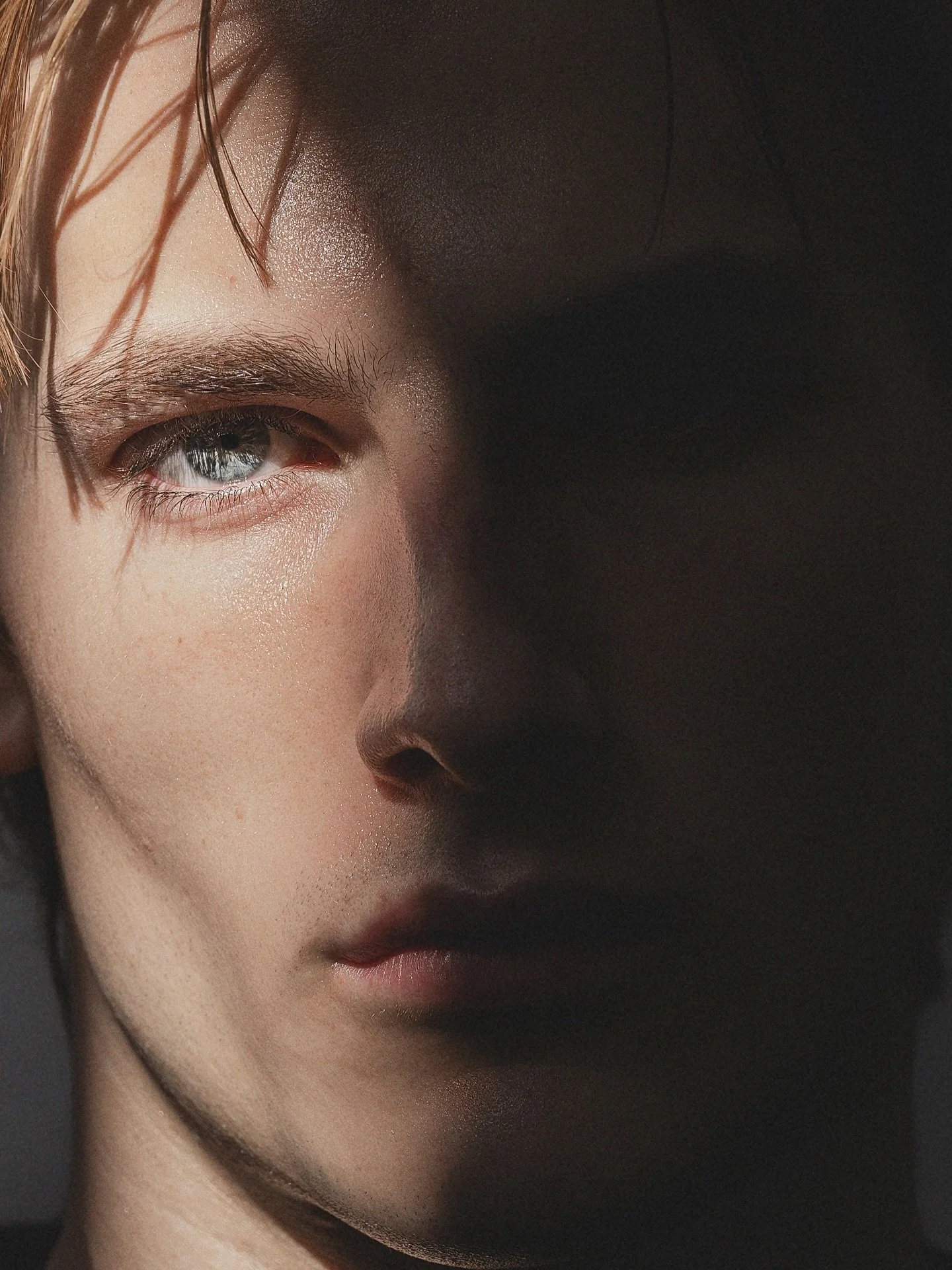 Same light, same moment, two completely different moods.

@odendelargy @soulartistmgmt 
Photographed in NYC
#TonGomes #TonGomesPhotographer #TonGomesGallery #PhotographerInNYC #FineArtPhotography #PortraitPhotography #NYCArtScene