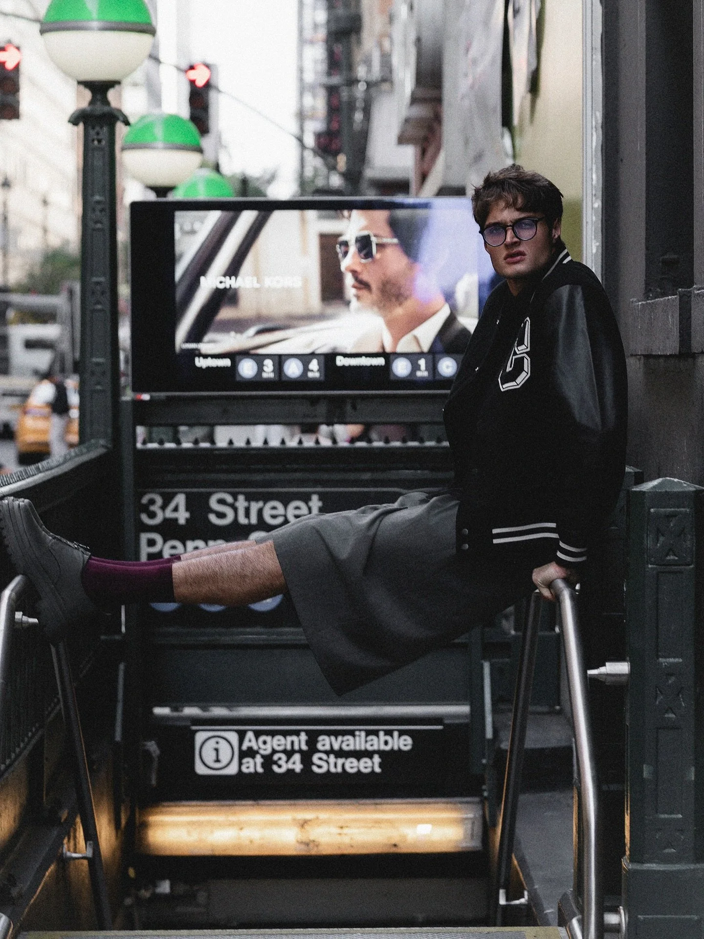 There&rsquo;s something about the way he moves through the city, confident and curious, like he&rsquo;s already part of its rhythm.
@brady.nitz from @soulartistmgmt 
Styling by @rafaelvida 
#TonGomes #TonGomesPhotographer #TonGomesGallery #Photograph