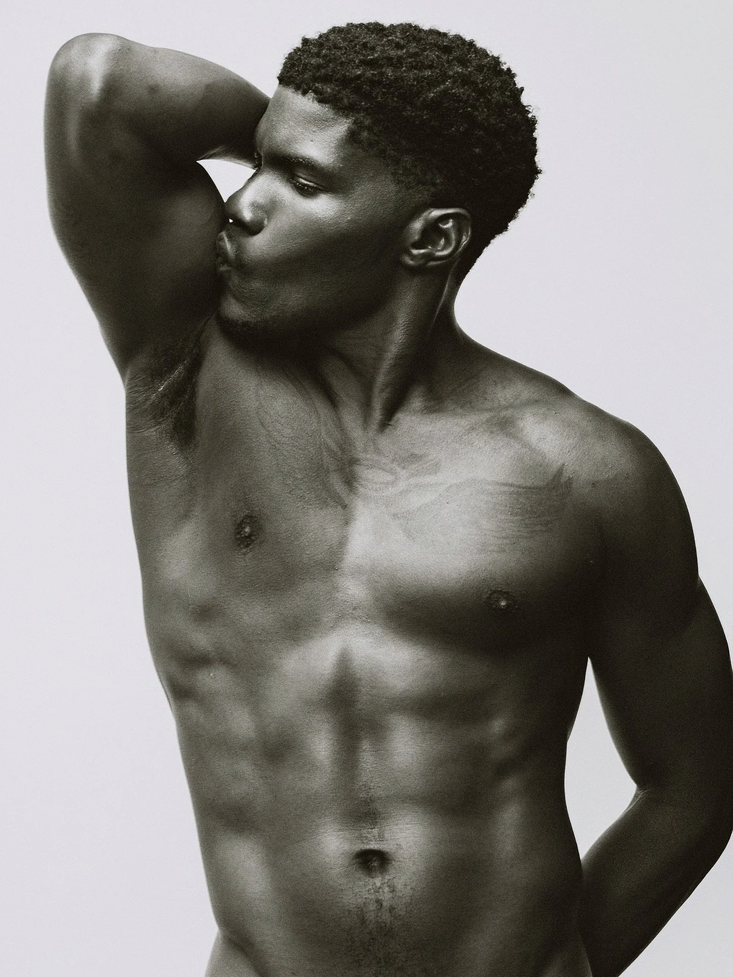 Between me and Beyonc&eacute;, there&rsquo;s only him. 😌
@shermonb from @soulartistmgmt. 
#TonGomes #TonGomesPhotographer #TonGomesGallery #PhotographerInNYC #FashionPhotography #SoulArtistManagement #StudioPortraits #BlackAndWhitePhotography