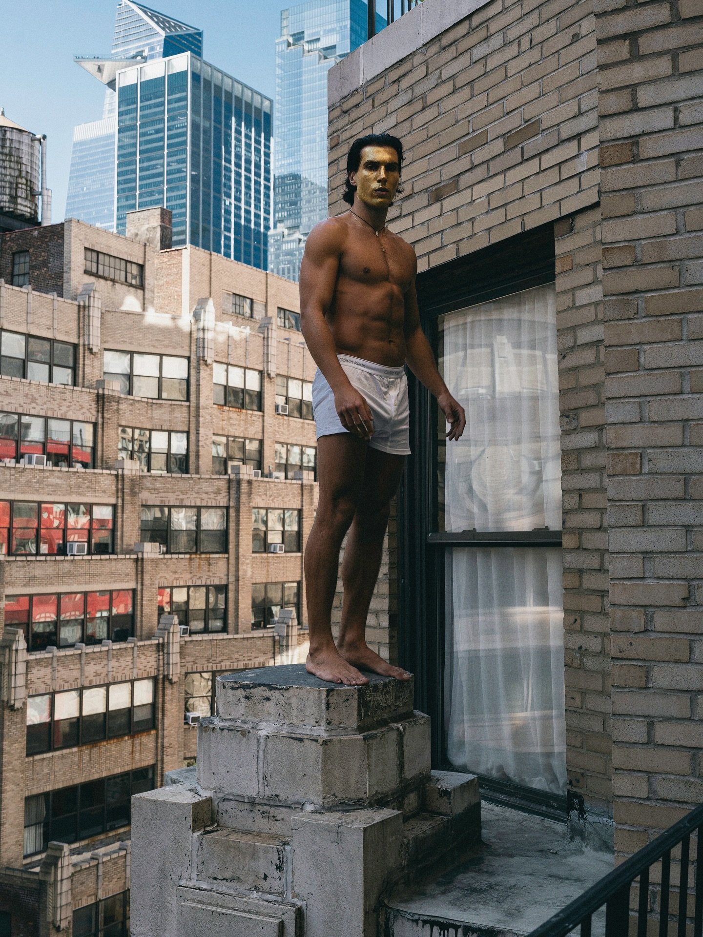 There&rsquo;s a hint of American Psycho in the way he holds himself.

@joelconceicao photographed by @tongomes__ 

#TonGomes #TonGomesPhotographer #PhotographerInNYC #MensFashion