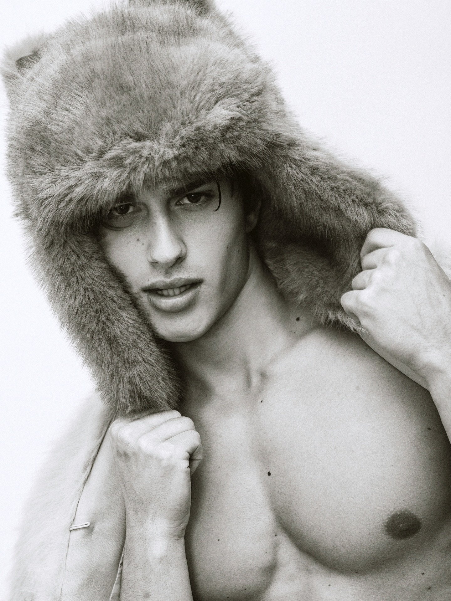 New York is freezing, so we kept some layers and lost others.
@vinnymilitoo @wilhelminamodels photographed by me for @victormagbrasil .

#TonGomes #TonGomesPhotographer #PhotographerInNYC #FashionEditorial #Menswear