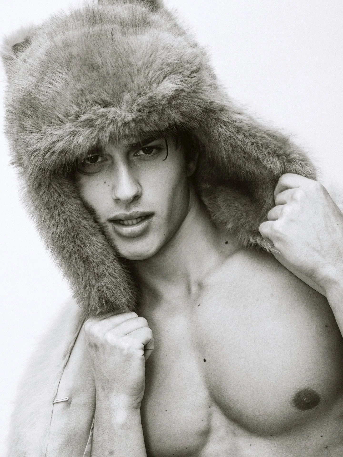 New York is freezing, so we kept some layers and lost others.
@vinnymilitoo @wilhelminamodels photographed by me for @victormagbrasil .

#TonGomes #TonGomesPhotographer #PhotographerInNYC #FashionEditorial #Menswear