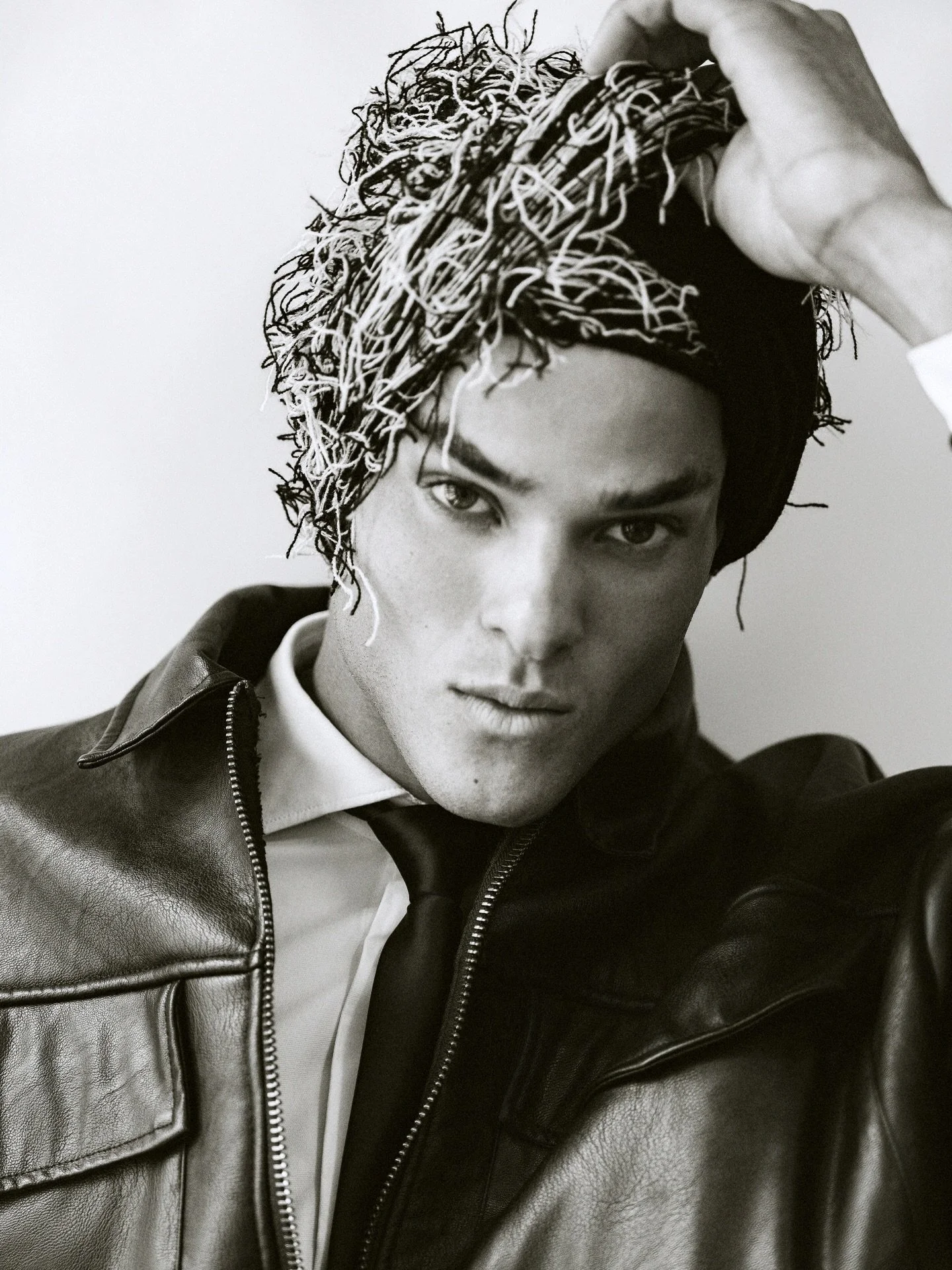 There&rsquo;s something about Edu that doesn&rsquo;t need much explanation. The face, the tension, the way he holds a frame. 

Model @edu_tozzi  @onemanagement 
Styling by @sergiodesaia @ehonte 

#TonGomes #TonGomesPhotographer #PhotographerInNYC #Se