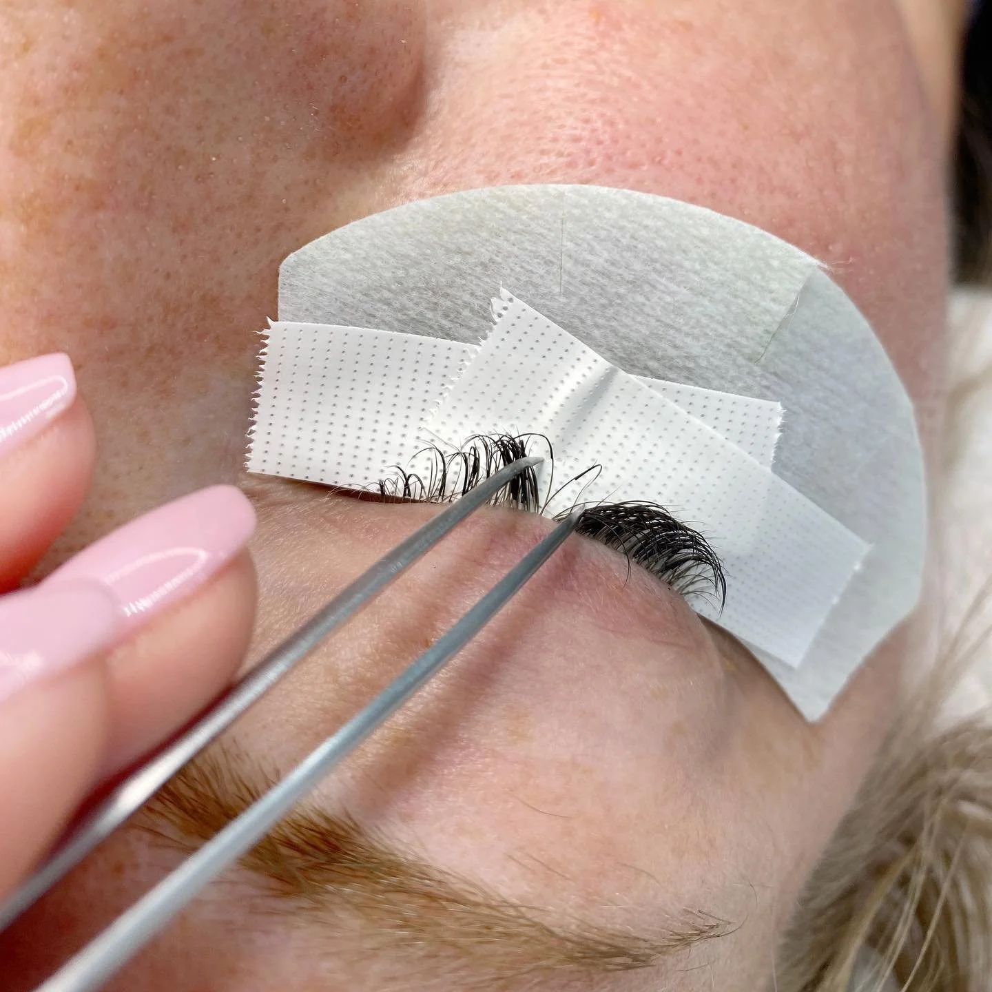 Grow baby, grow! 🤩 Do you feel like you come to your lash touch-up with great retention but still need a longer appointment time? This may be why! Growth like this is *fabulous* to see&mdash; it means your natural lashes were isolated perfectly duri