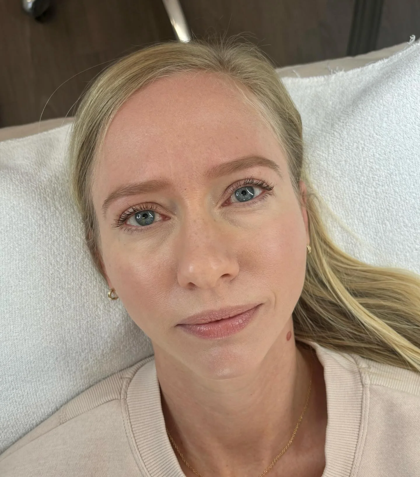 Soft and natural brows to complement this sweet soul ✨ blonde brow transformations are a forever favorite. Can you see why? Revealing the hidden growth patterns through  meticulous tinting, tweezing, trimming and timeless design principles is *chefs 