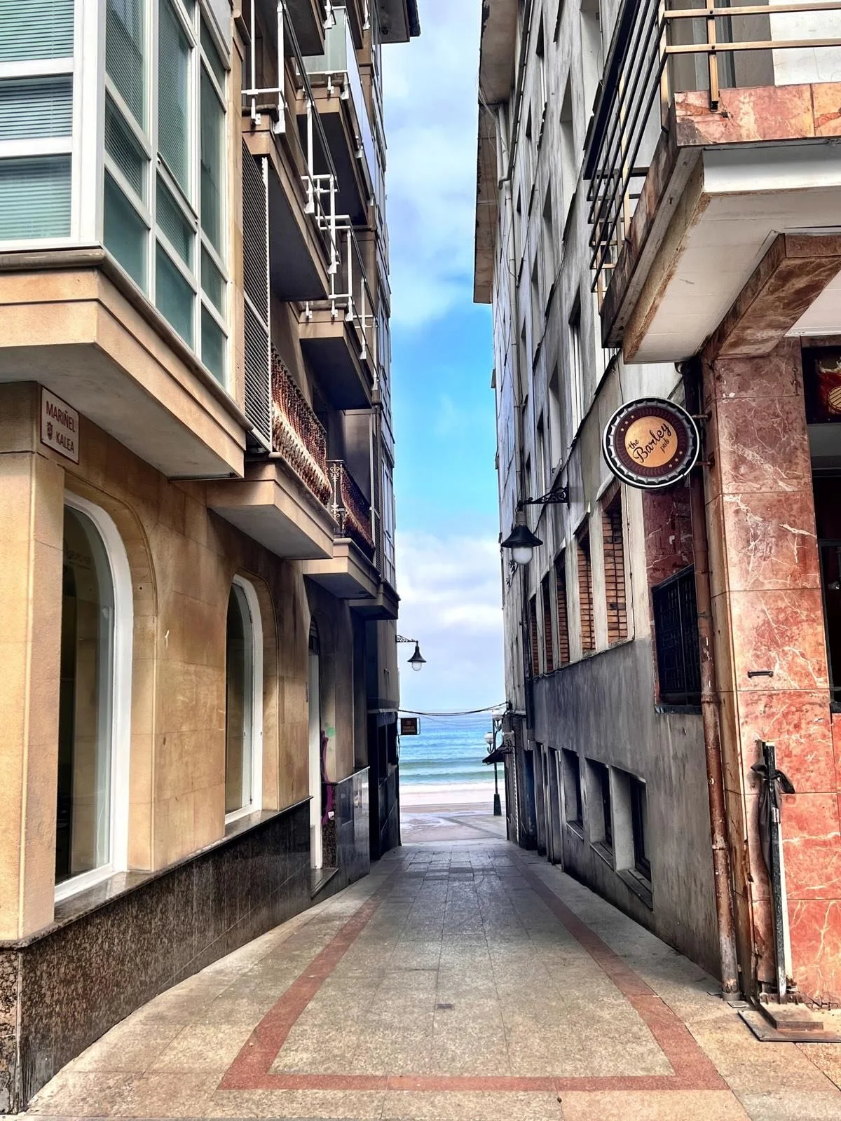 Zarautz,Spain &amp; Arts District, Las Vegas - Vamos! 

Join Graham MacLennan of @cheftimony and me for our foodie chat about diving into off-Strip Vegas and coastal pockets of Basque country.

Indie restaurants and caf&eacute;s, pinxtos and tapas, M