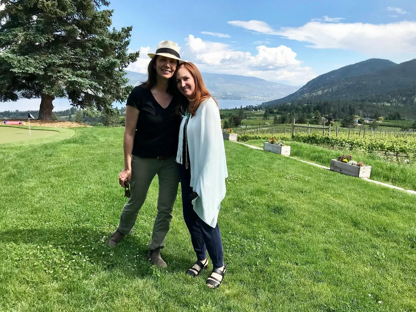 FLASHBACK to a great summer&rsquo;s day tasting at @lightningrockwinery with my friend and graphic design expert/podcast editor @melissakharris 

Perched in a beautiful pocket of Summerland, Okanagan Valley (British Columbia), Lightening Rock is one 