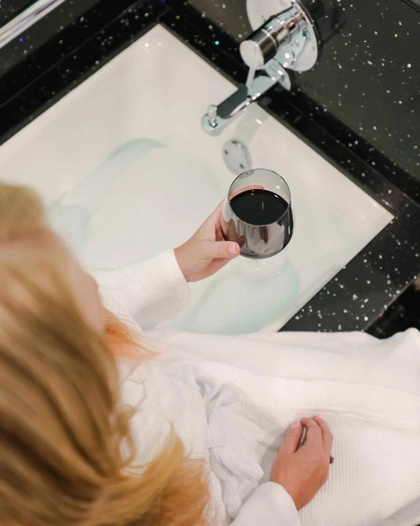 When your stay feels this good, even the smallest moments become memorable.
Sip, soak, and savor the Blu experience.