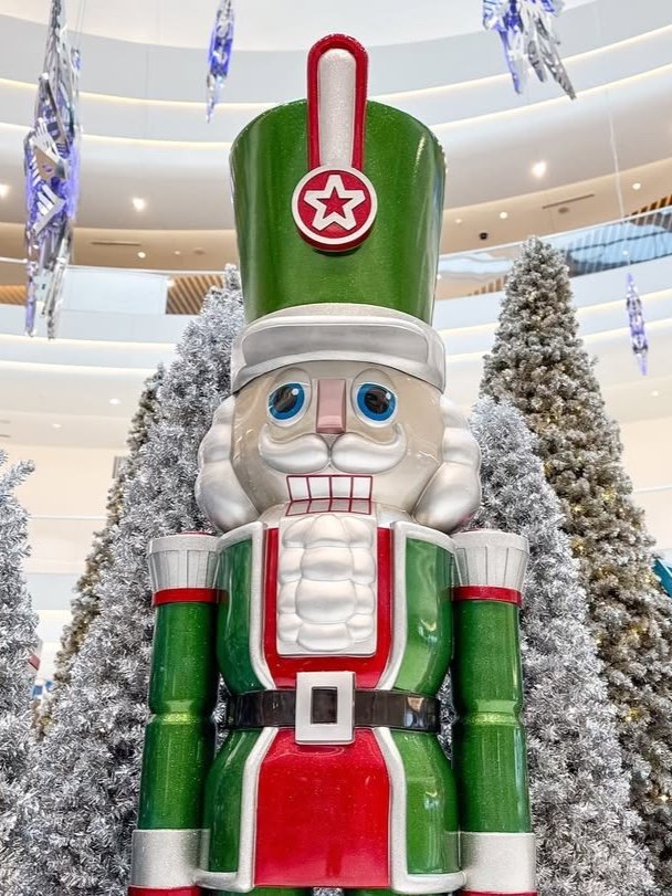 Holiday cheer is in full swing at @mallofamerica &mdash; and when you stay at Blu, you&rsquo;re right in the heart of it all. 💙🎁