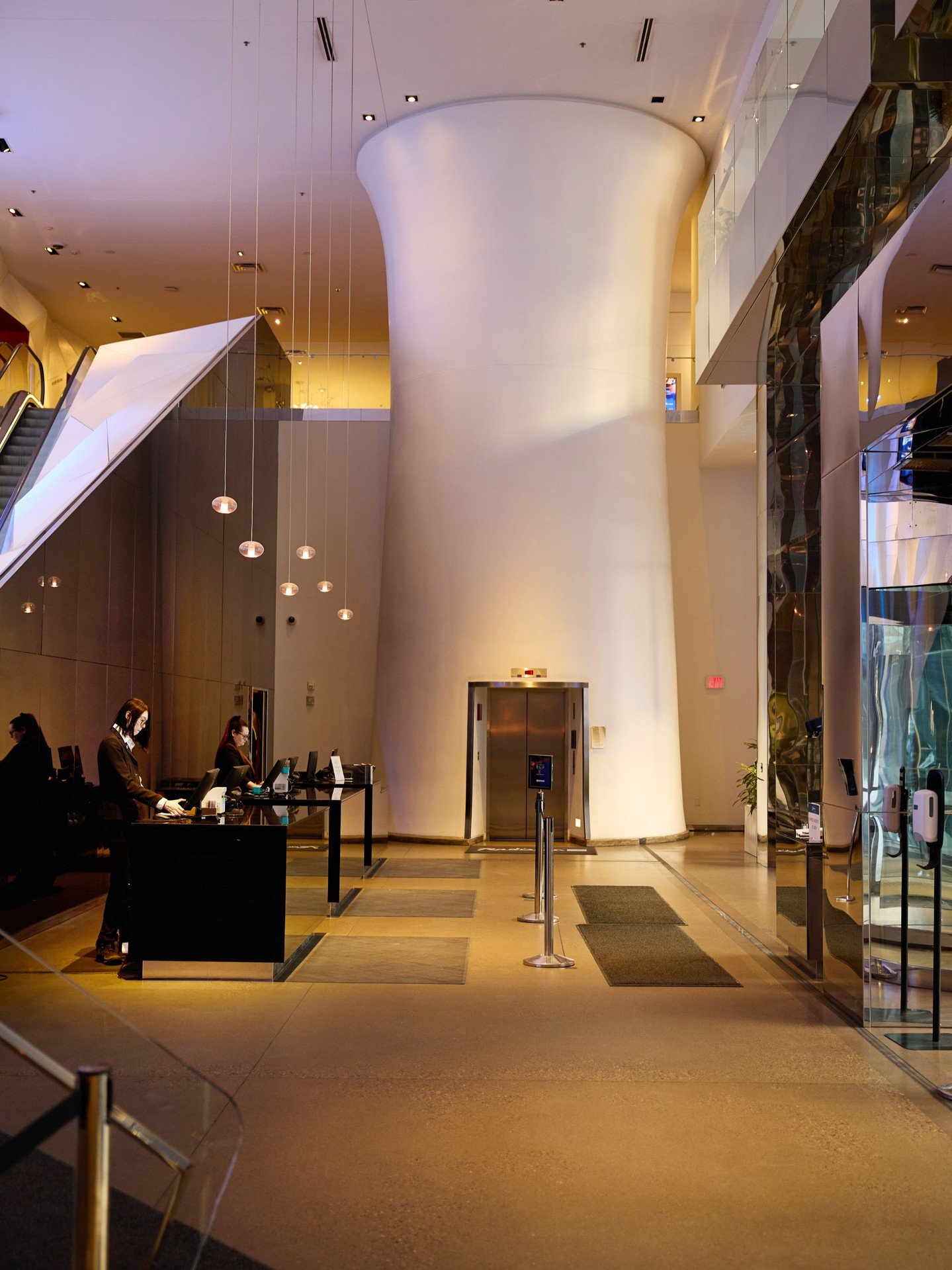 Every detail has a purpose. From bold textures to clean lines and thoughtful lighting, Radisson Blu Mall of America is designed to feel elevated, modern, and effortlessly comfortable from the moment you arrive.