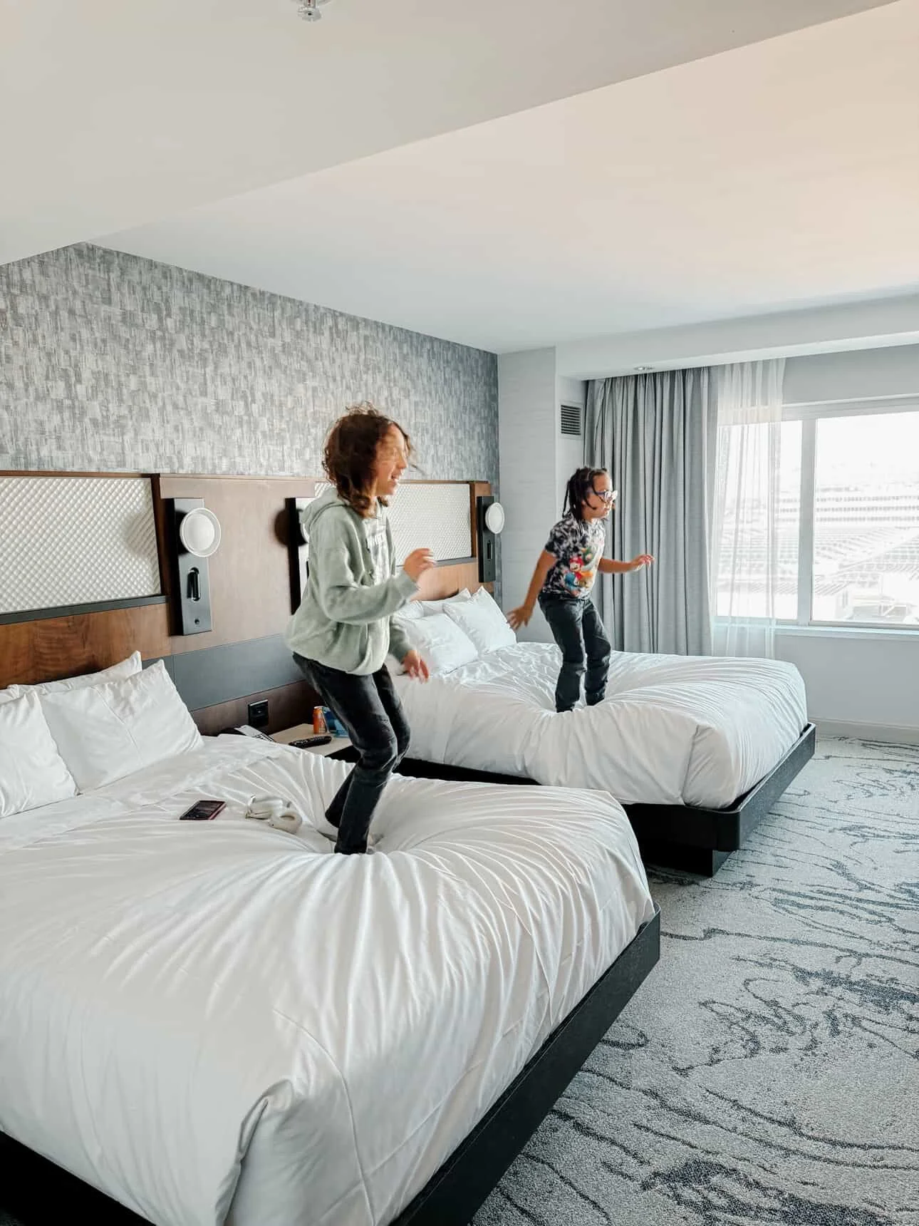 Rooms made for relaxing&hellip; and a little bit of fun.

Photo via @mrscarr_