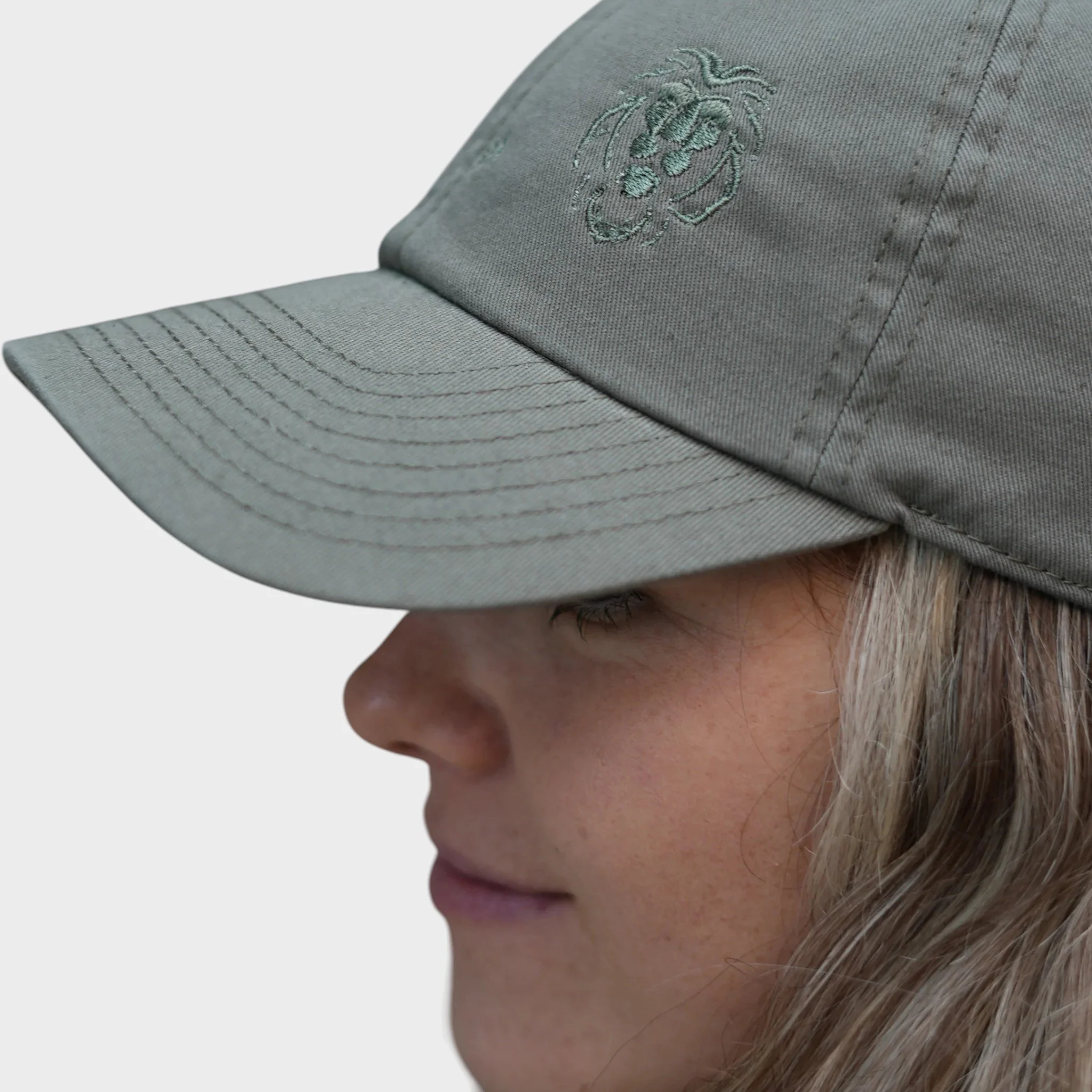 aline mit cap bestickt.jpg