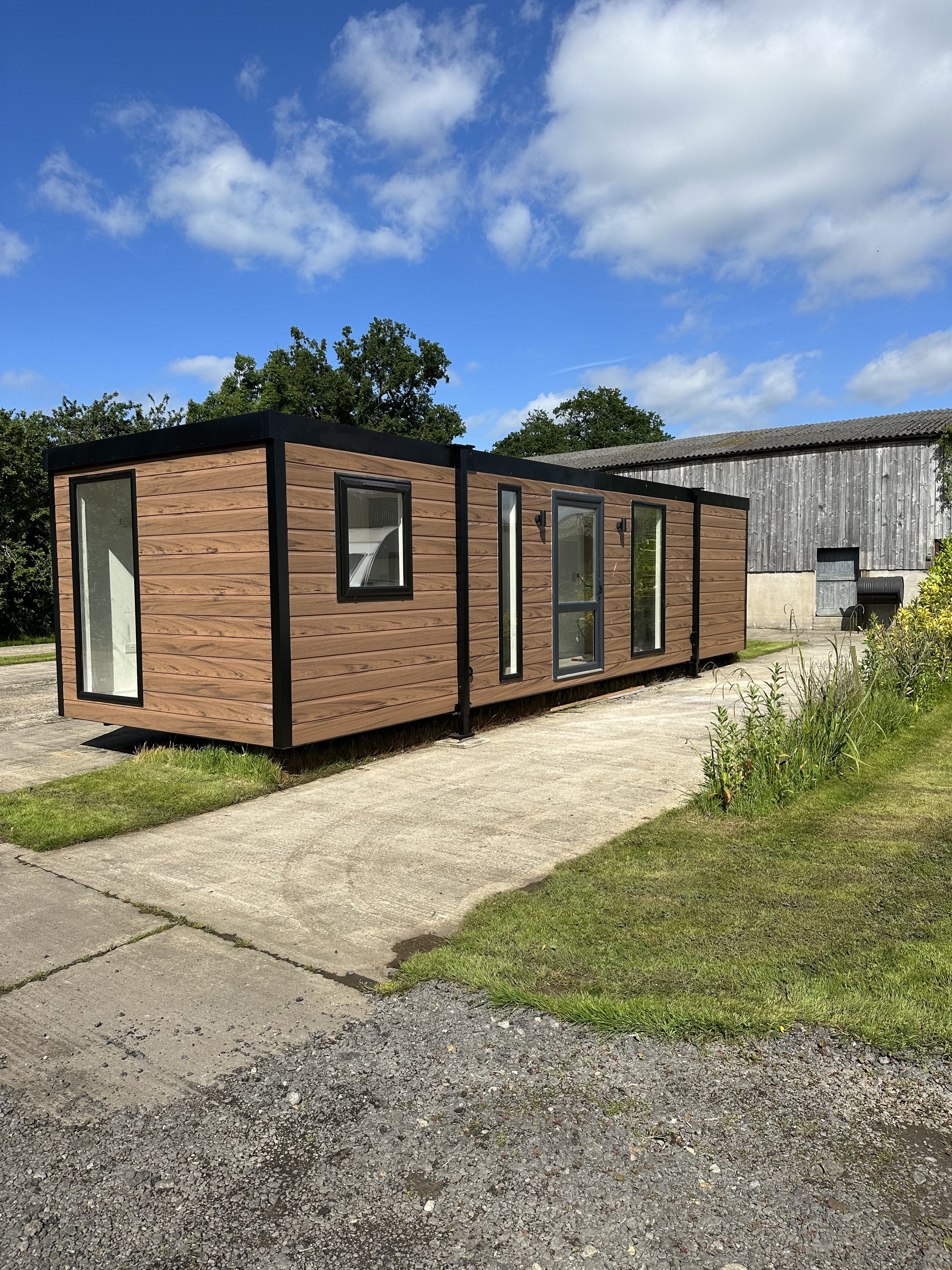 An example of the exterior of our portable cabins. For the exterior, we have a wide variety of cladding or cedar options available. Scroll down to find out more.