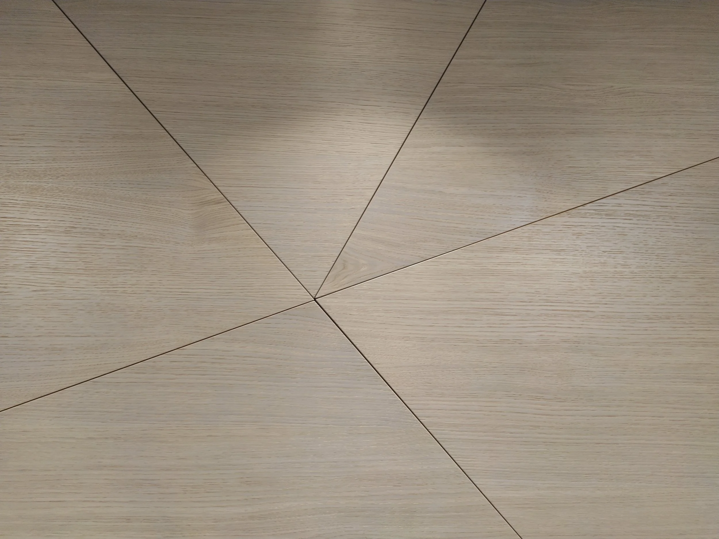 DNEVNI BORAVAK
TV komoda s unikatnim zidnim elementom
Obloga: MDF s hrastovim furnirom, metal

Okov: Blum

Sustav otvaranja ladica: Push (na pritisak),

CNC obrada,

Dimenzije obloge: 300 × 270 × 8 cm
Dimenzije ladica: 260 × 40 × 30 cm