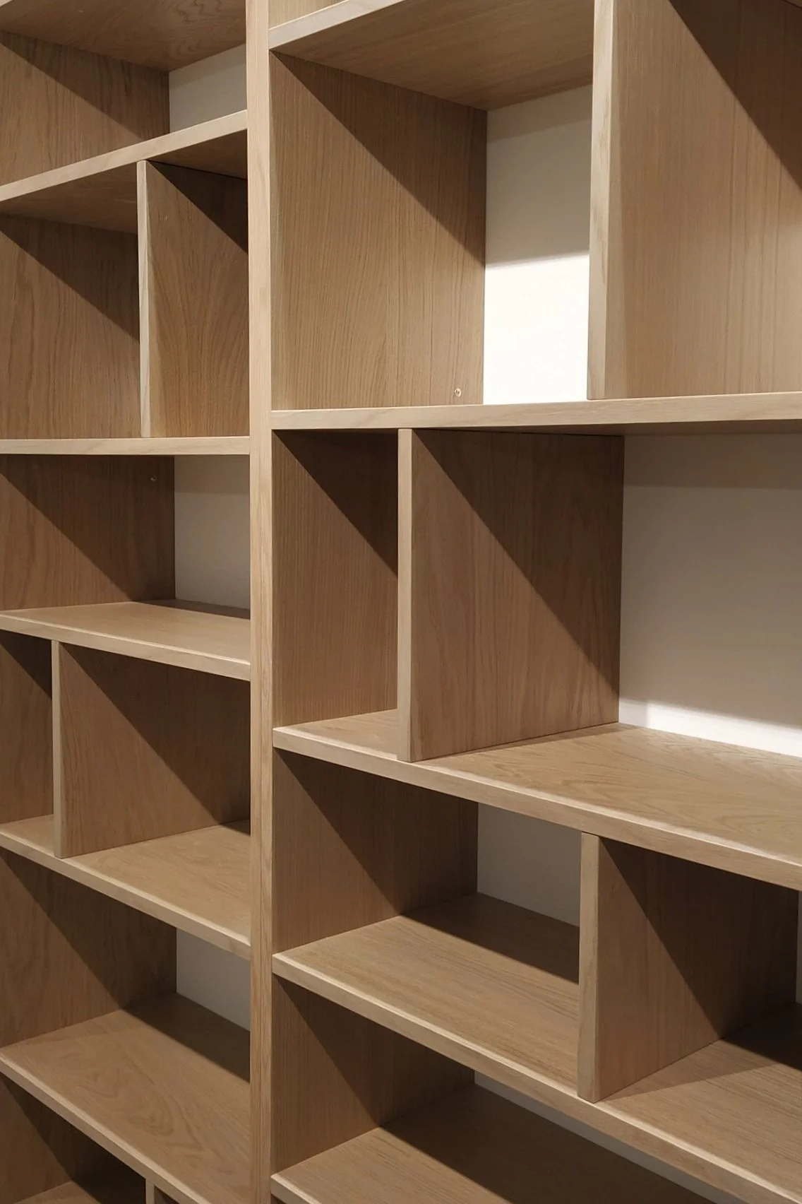 DNEVNI BORAVAK
Polica za knjige i izložbena polica

Materijal: MDF s hrastovim furnirom,

Polica promjenjivih dimenzija sastavljena od 4 modula,

Dimenzije vertikalnog modula: 270 × 100 × 35 cm
Dimenzije ostalih modula: 50 × 40 × 35 cm, 20 × 40 × 35 