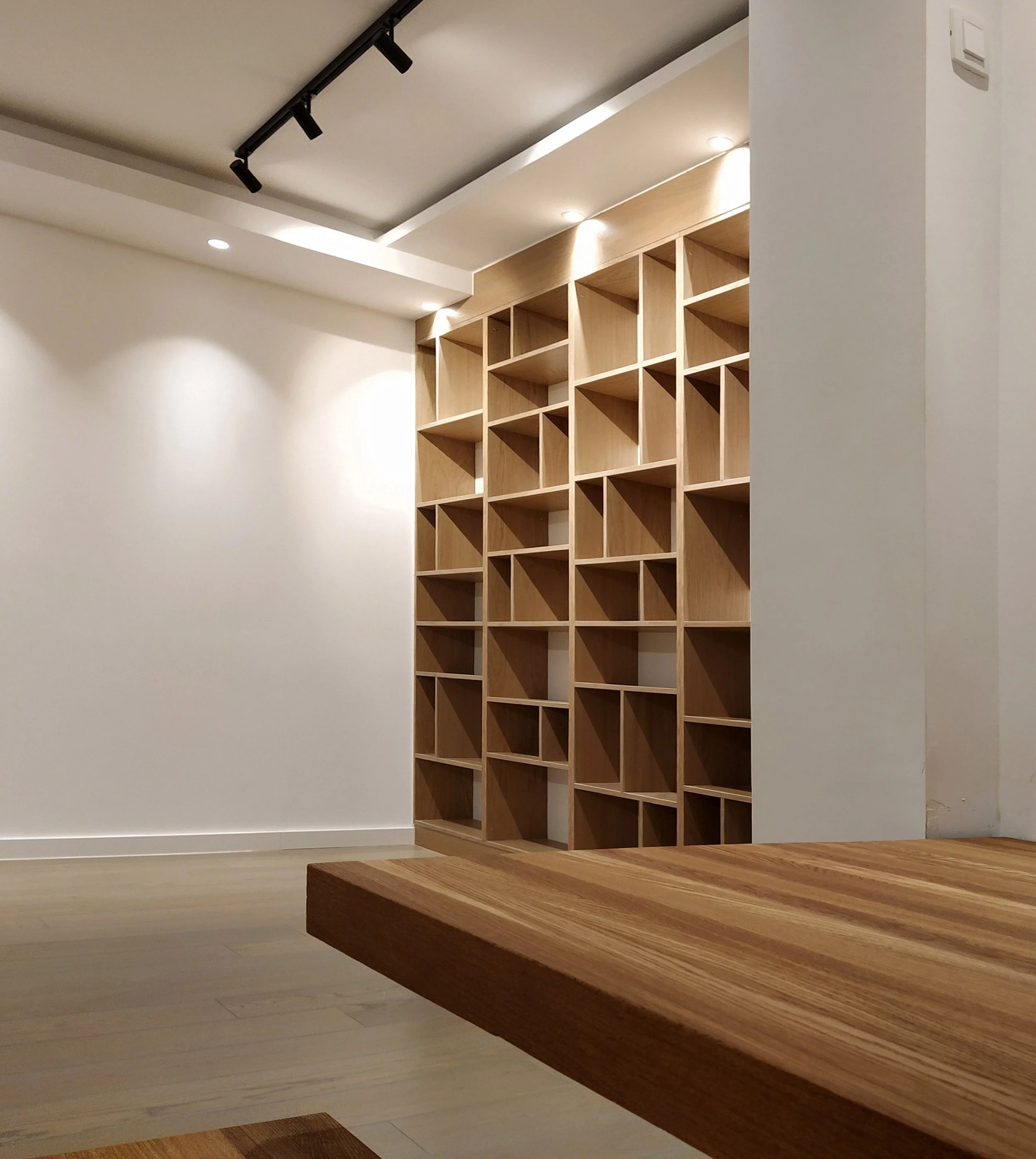 Beograd, Srbija, 2021.
Interijer privatnog stana,

Dragon Wood studio za dizajn i izradu namještaja,

Arhitektica:

Dizajn namještaja, razvoj projekta i nadzor nad izvedbom na lokaciji