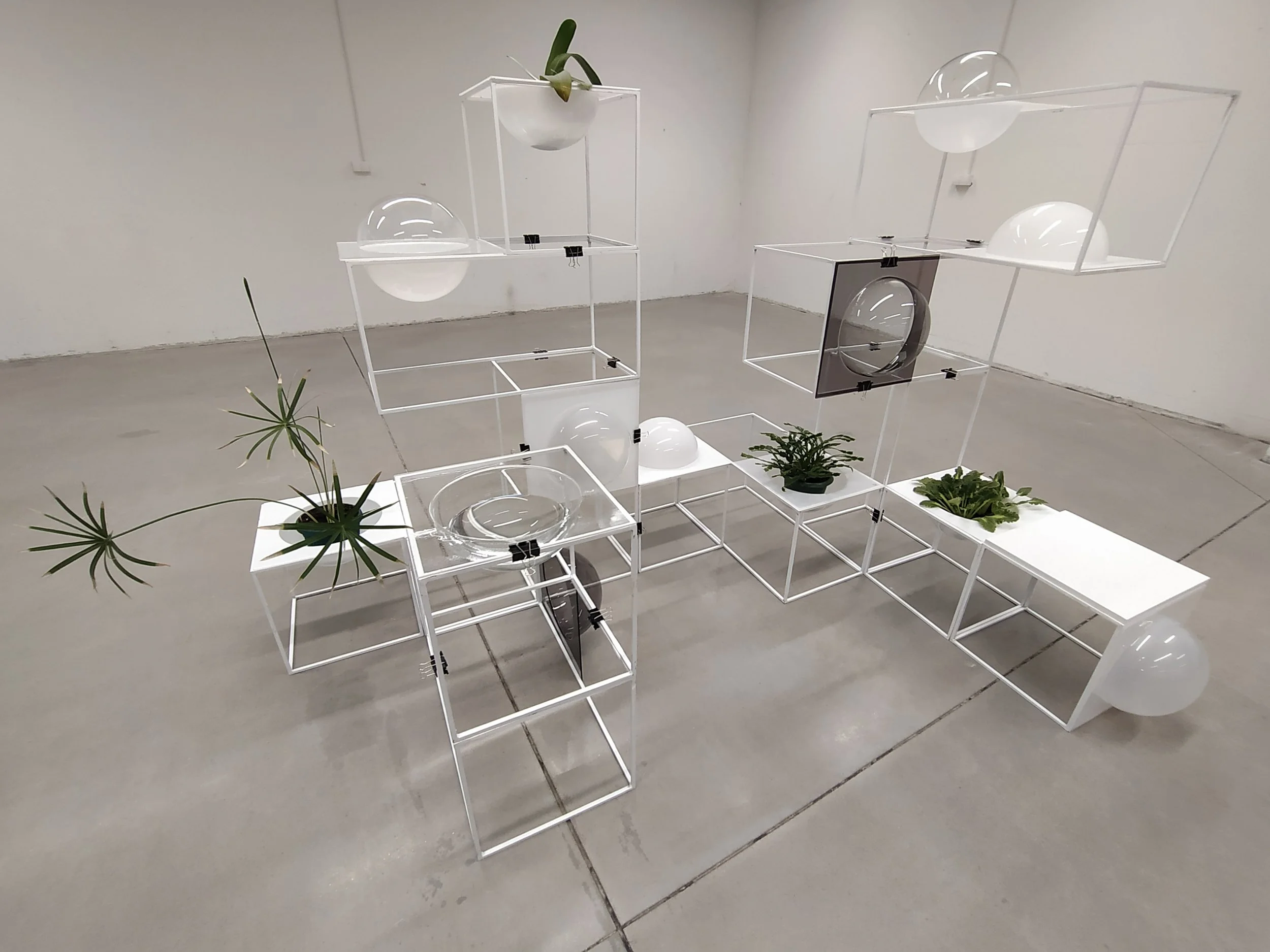 Element okvira izrađen od metalnog profila 8 × 8 mm, premazan bojom RAL 9016,

Baloni od pleksiglasa debljine 2 mm – kombinacija tamnosivih i prozirnih elemenata,

Sjedeći element izrađen od bojanog MDF-a, obrađen CNC tehnologijom