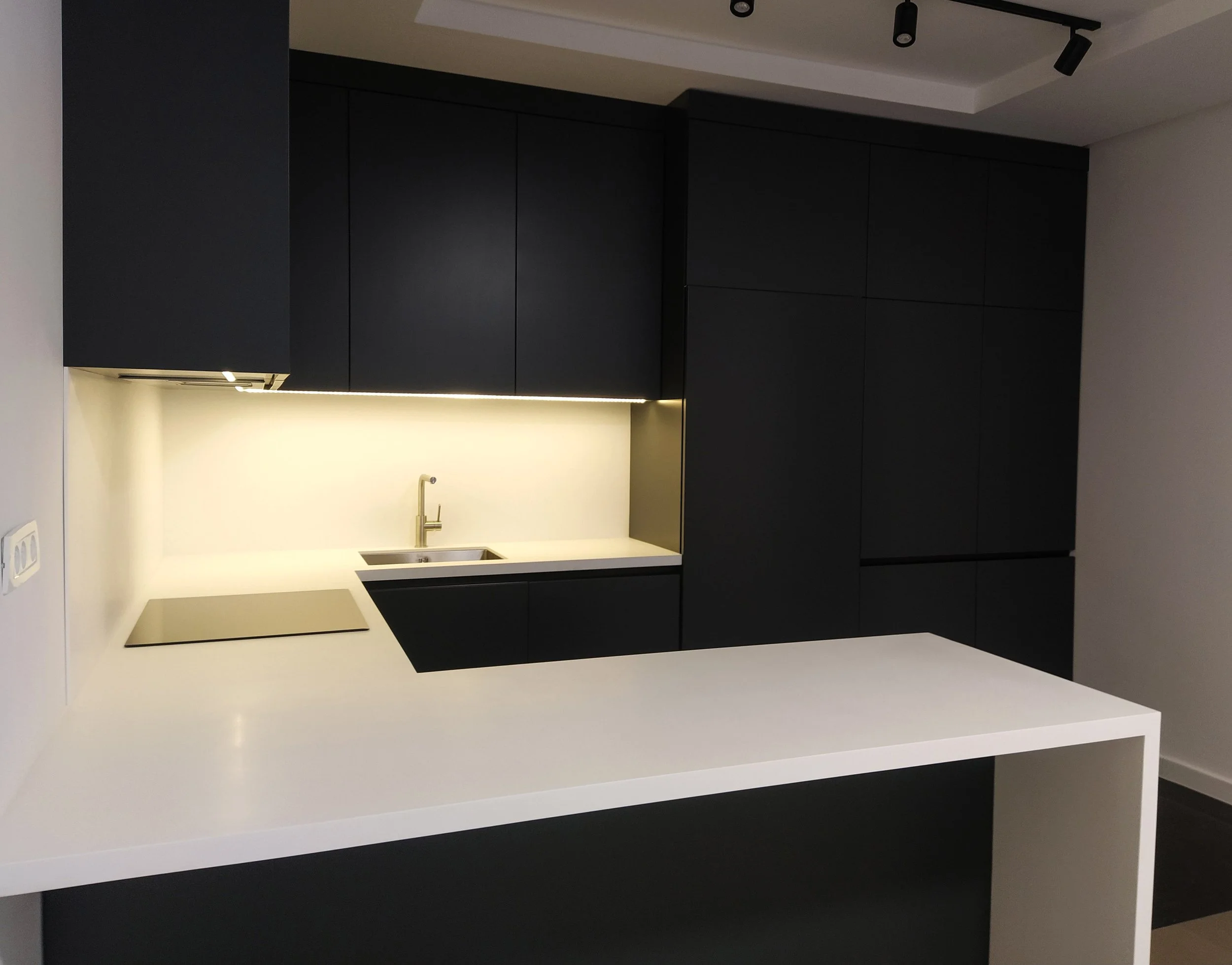 Beograd, Srbija, 2021.
Interijer privatnog stana,

Dragon Wood studio za dizajn i izradu namještaja,

Arhitektica:

Dizajn namještaja, razvoj projekta i nadzor nad izvedbom na lokaciji