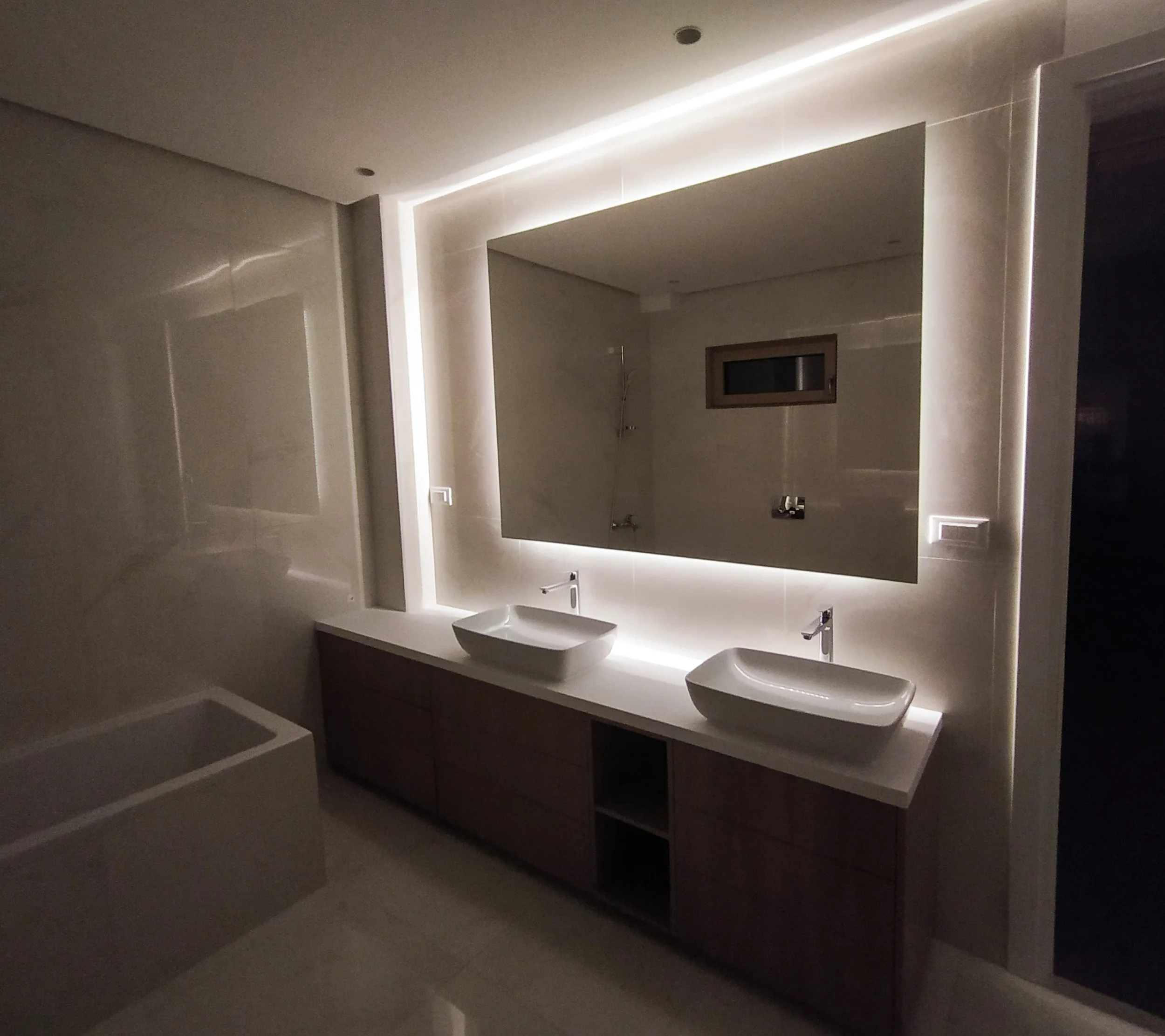 KUPAONICA

Prednje obloge: MDF s hrastovim furnirom
Radna ploča: Bijeli Kerrock, debljine 3 cm
LED rasvjeta: Linearna, toplo bijela
Okov: Blum,
Sustav otvaranja ladica: Push (na pritisak)