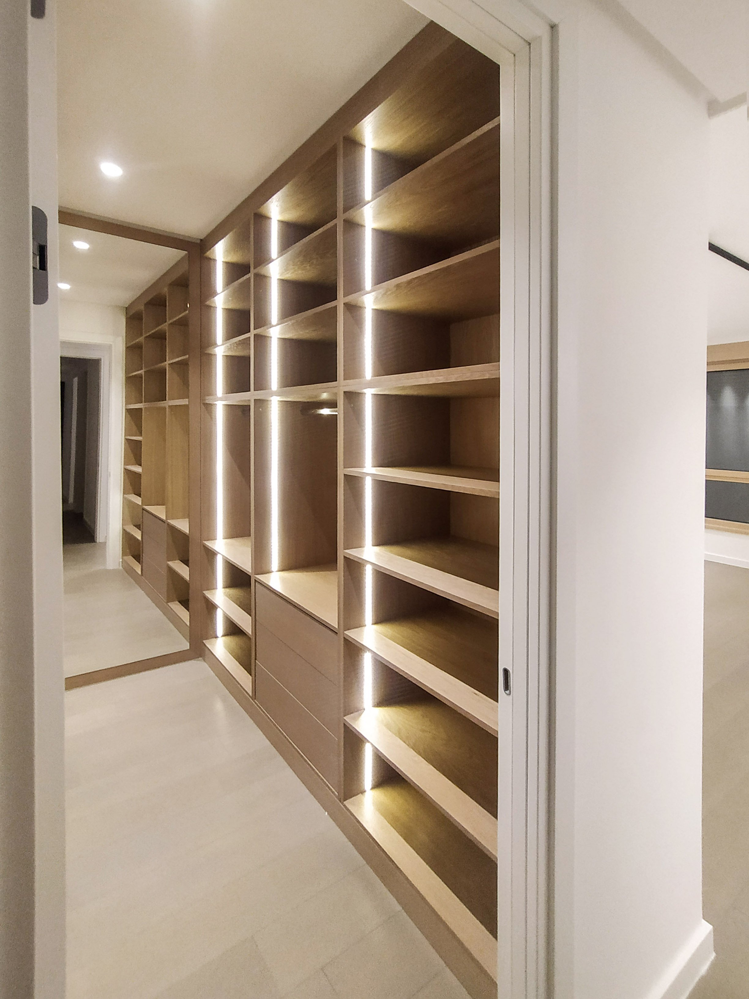 Interijer privatnog stana
Beograd, Srbija, 2021.

Dragon Wood Studio za dizajn i izradu namještaja,

Arhitektica:

Dizajn namještaja, razvoj projekta i nadzor nad izvedbom na lokaciji