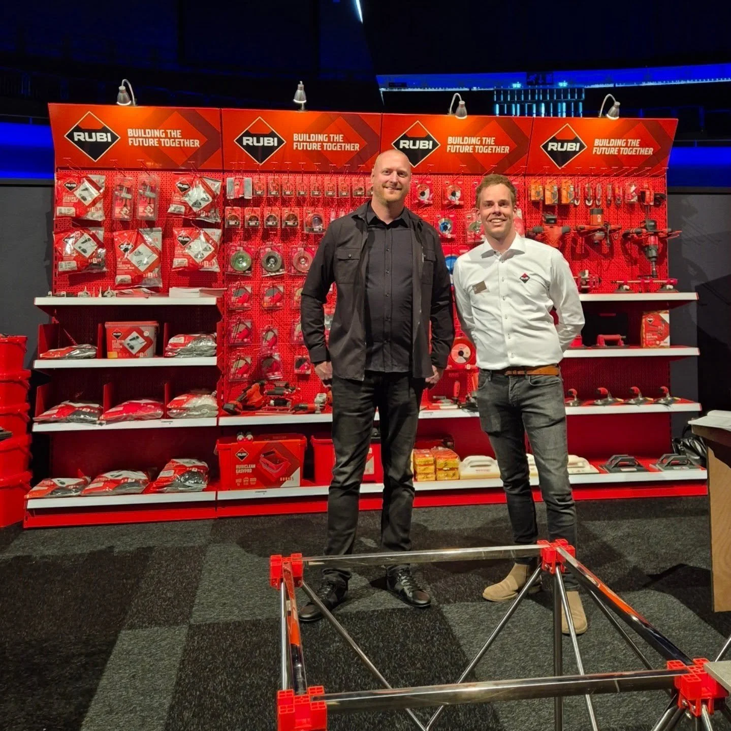 Richard Ensing staat voor een display met bouwgereedschap. Het display bestaat uit verschillende opgehangen gereedschappen en accessoires. 