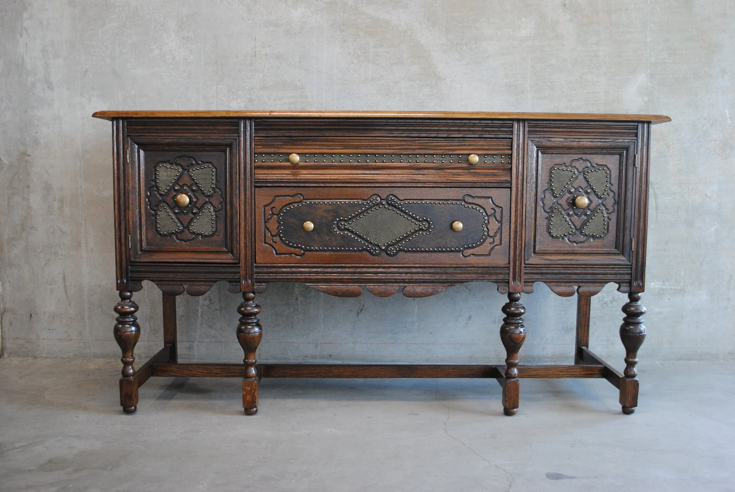 Front view of the Oakwood cabinet with both storage spaces door cloed.