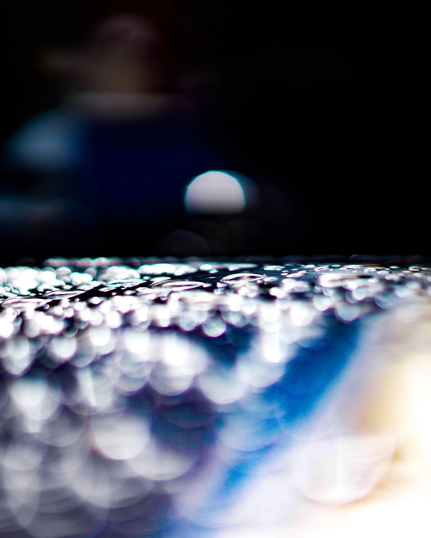 Lunar bonnet.

#AbstractPhotography #PhotographicAbstraction #ContemporaryPhotography #LightStudies #FineArtPhotography